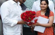 యువ చదరంగ క్రీడాకారిణి బోడ్డా ప్రత్యూష తాడేపల్లిలోని సీఎం క్యాంప్ ఆఫీస్ లో మర్యాదపూర్వకంగా కలుసుకున్నారు Cm,Vizagvision...