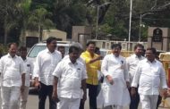 విశాఖలో చంద్రబాబు పర్యటన సందర్భంగా పోలీసులు వ్యవహరించిన తీరుపై తెదేపా ప్రతినిధుల బృందం శనివారం ఉదయం గవర్నర్‌ బిశ్వభూషణ్ హరిచందన్‌ను కలిసి వినతిపత్రం అందజేసింది