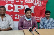 Vizagvision:జాబ్‌క్యాలెండర్‌ విడుదల చేయమంటే విద్యార్ధి, యువజన సంఘాల నాయకులను గృహనిర్భంధించడాన్ని సిపిఎం ఖండన తక్షణమే 2.30లక్షలకు జాబ్‌ క్యాలెండర్‌ విడుదల చేయండి. అక్రమంగా అరెస్టు చేసిన వారినివిడుదలచేయాలి.వై.ఎస్‌.జగన్మోహన్‌రెడ్డి ప్రభుత్వం అధికారానికి రాకముందు రాష్ట్రంలో ఖాళీగా ఉన్న 2లక్షల 30వేల పోస్టులను భర్తీచేస్తామని చెప్పారు. యువతకు ఉద్యోగాలు కల్పిస్తామని చెప్పిన ప్రభుత్వం మూడేళ్ళకు 10వేల పోస్టులకే జాబ్‌క్యాలెండర్‌ విడుదలచేసింది. మూడేళ్ళ జాబ్‌క్యాలెండర్‌లో నిరుద్యోగులకు నిరాశమిగిల్చారు. ఇందులో గ్రూపు 1, 2 పోస్టులు 36, పోలీస్‌ శాఖకు సంబంధించిన పోస్టులు 450 మాత్రమే ఉన్నాయి. ఉపాధ్యాయపోస్టులు అసలు ఊసే లేదు. దీంతో నిరుద్యోగుల్లో ఆందోళన మొదలైంది. సుమారు 6లక్షల మంది నిరుద్యోగులు అప్పులుచేసి పోటీపరీక్షలకు ప్రిపేరు అవుతున్నారు. ఈ జాబ్‌ క్యాలెండర్‌ రాష్ట్రంలో ఖాళీగా ఉన్న 2.30లక్షల ఉద్యోగాలకు, జిల్లాల్లో ఖాళీగా ఉన్న 77వేల పోస్టులు, రెండేళ్ళ డిఎస్సీ కలిపి నోటిఫికేషన్‌ ఇవ్వాలని గత నెలరోజుల నుండి నిరుద్యోగులు ఆందోళనలు చేపడుతున్నారు. ఇది న్యాయమైన పోరాటం. ఈ పోరాటానికి సిపిఎం పార్టీ సంపూర్ణ మద్దతు ఇప్పటికే తెలియజేసింది.<br>నేడు మద్దిలపాలెం సిపిఎం కార్యాలయంలో ప్రెస్‌మీట్‌ జరిగింది. ఈ ప్రెస్‌మీట్‌లో సిపిఎం నగర కార్యదర్శివర్గ సభ్యులు ఆర్‌.కె.ఎస్‌.వి.కుమార్‌, బి.జగన్‌, వి.కృష్ణారావులున్నారు.<br>ఈ నెల 19వ తేదీన ఛలో సిఎం క్యాంప్‌ ఆఫీస్‌కు వెళ్ళడానికి విద్యార్ధి, యువజన సంఘాలు పిలుపునిచ్చాయి. దీనిని విజయవంతం కాకుండా రాష్ట్ర వై.ఎస్‌.ఆర్‌.సి.పి ప్రభుత్వం పోలీసులను ఉపయోగించి నాయకులను గత రెండు రోజుల నుండి వారి ఇళ్ళవద్దకు పంపి గృహనిర్భంధాన్ని ప్రయోగించడాన్ని సిపిఎం పార్టీ తీవ్రంగా ఖండిస్తున్నది. ఎస్‌ఎప్‌ఐ నగర అధ్యక్షరాలు కుసుమ, రాష్ట్ర నాయకురాలు ఎల్‌.చిన్నారి ఇంటికి మగపోలీసులను, వైసిపి కార్యకర్తలను పంపి భయభ్రాంతులకు గురిచేయడం తగదు. యూనివర్శిటీ గేటులు మూసివేసి విద్యార్ధులను బయటకు రానీయకుండా నిర్భంధించడం దురదృష్టకరం. నిరుద్యోగులపై నిర్భంధాన్ని ప్రయోగించిన గత ప్రభుత్వాలు నేడు ఎక్కడున్నాయో జగన్మోహన్‌రెడ్డి తెలుసుకోవాలి. చంద్రబాబునాయుడు నిరుద్యోగులను మోసం చేసాడని ప్రచారంచేసుకొని అధికారంలోకి వచ్చిన వైసిపి ప్రభుత్వం అదే పద్దతిలో వెళితే తగిన గుణపాఠం ప్రజలు చెబుతారు.<br>నిర్భంధాలను ఎక్కువగా ప్రయోగిస్తే ఉద్యమాలు ఆగవు. రేపు శాంతియుతంగా జరిగే కార్యక్రమానికి ఆటంకాలు కలిగించినట్లు అయితే ఈ ఉద్యమాన్ని మరింత తీవ్రతరం అవుతుంది. అవసరమైతే సిపిఎం పార్టీ ఇతర రాజకీయ పార్టీలను, ప్రజాసంఘాలను కూడగట్టి రాజకీయపోరాటానికి దిగాల్సి వస్తుందన్నారు. ఆ పరిస్థితి రాకుండా రాష్ట్ర ప్రభుత్వం గృహనిర్భంధంలో ఉన్న నాయకులను, వివిధ పోలీస్‌స్టేషన్లులో ఉన్న నాయకులను విడుదల చేయాలని కోరారు.