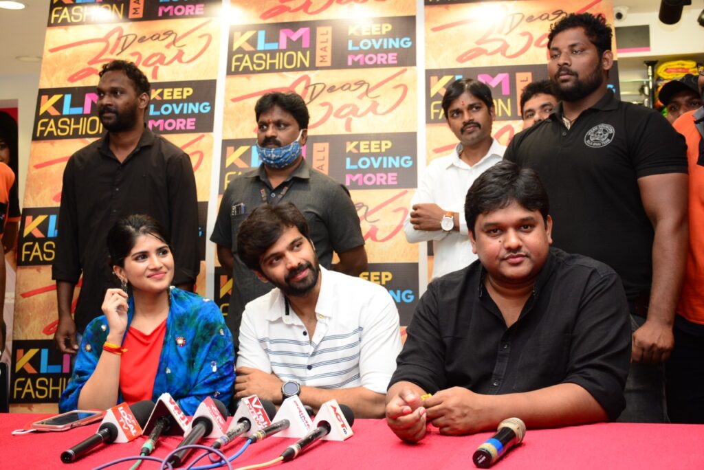 Vizagvision డియర్ మేఘ చిత్ర యూనిట్ సందడి in Visakhapatnam