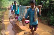 Vizagvision విజయనగరం జిల్లా మెంటాడ మండలం ఆగూరు పంచాయతీ మధుర గిరిజన గ్రామం మల్లేడువలసకు చెందిన సిగడం కాసులమ్మ పురిటి నొప్పులు రావడంతో మెంటాడ ప్రాధమిక ఆరోగ్య కేంద్రానికి తీసుకొని రావడానికి మెంటాడ వద్ద చంపావతి నది నీరు ఎక్కువగా రావడం వలన, మెంటాడ పిహెచ్ కి వెళ్లకుండా బొండపల్లి మండలం గోళ్ళుపాలెం వైపుడోళీ కట్టి నడిచి తీసుకు వెలుతుండగా మార్గమధ్యంలో డెలివరీ అయింది , పాప పుట్టింది 108 చేరుకొని తల్లి పాప కి వైద్యం చేసి గజపతినగరం సిహెచ్ సి లో జాయిన్ చేసారు.ఆమ్ టి పెంట రామకృష్ణ ఫైలట్ బి. సత్యనారాయణ గజపతినగరం అంబులెన్స్ వివరాలు తెలిపారు