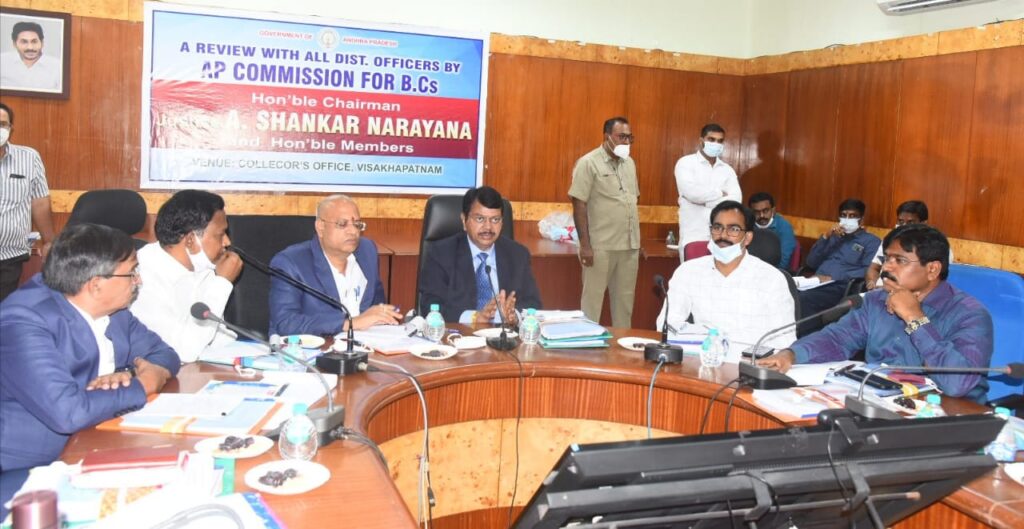 Vizagvision : విశాఖపట్నం, అక్టోబరు 30: వెనుకబడిన కులాల వారికి మెరుగైన జీవితాలను అందించడానికి వారు సమాజంలో ధైర్యంగా ఉండేందుకు రాష్ట్ర బిసి కమిషన్ పని చేస్తున్నదని, రాష్ట్ర బిసి కమిషన్ చైర్మన్ అంబటి శంకరనారాయణ పేర్కొన్నారు. శనివారం స్థానిక కలెక్టర్ కార్యాలయ సమావేశమందిరంలో ఏర్పాటు చేసిన సమావేశంలో బి.సి కమిషన్ చైర్మన్ మరియు సభ్యులు పాల్గొన్నారు. ఈ సందర్భంగా చైర్మన్ మాట్లాడుతూ విశాఖపట్నం జిల్లాలో అధిక సంఖ్య లో వెనుకబడిన కులాల వారు ఉన్నారని, శుక్రవారం ఉడా చిల్డ్రన్ ఎరినాలో ఏర్పాటు చేసిన బహిరంగ విచారణ, అభ్యంతరాల సేకరణలో భాగంగా సుమారు 70 కులాల మంది వారి సమస్యలను కమిషన్ కు విన్నవించుకున్నారని, వారి అర్జీలను పరిశీలించి ప్రభుత్వానికి సిఫార్సు చేయనున్నామన్నారు. కార్యాలయాలలో ఉద్యోగ నియామకాలలో అర్హులైన వారికి రోష్టర్ పాయింట్ ఆధారంగా బిసి రిజర్వేషన్ల ను అమలు చేయాలని జిల్లా అధికారులను ఆదేశించారు. ఎక్కువ సంఖ్య లో కులదృవీకరణ పత్రాలను సక్రమంగా ఇవ్వడం లేదన్న అర్జీలు వచ్చాయన్నారు. అర్హులైన బిసి యువతకు రిజర్వేషన్ల ను వర్తింపచేయాలని, నకిలి దృవపత్రాలు తీసుకొనే వారి పట్లా అప్రమత్తంగా ఉంటూ తగు చర్యలు చేపట్టాలన్నారు. ఉదయం వేపగుంట గంగిరెడ్ల కాలనీలో పర్యటించడం జరిగిందని చాలా దుర్బర పరిస్ధితిలో కుటుంబాలు ఉన్నాయని అవకాశం మేరకు వారికి ఉపాధి సౌకర్యం కల్పించాలన్నారు.<br>కమిషన్ సభ్యులు అవ్వారు ముసలయ్య మాట్లాడుతూ బి.సి.ల సమస్యలను స్వయంగా తెలుసుకోవడానికి కమిటి జిల్లాకు రావడం జరిగిందని అన్నారు. వెనుకబడిన కులాల వారు అభివృద్ది చెందాలంటే అక్షరాస్యత శాతాన్ని పెంచుకోవాలని వారు పిల్లలను చదువుకోవడానికి ప్రోత్సహించాలన్నారు. రాష్ట్ర ప్రభుత్వం నాడు – నేడు పథకం కింద కోట్లాది రూపాయలను ఖర్చు పెట్టి అన్ని విద్యా సంస్థలలో పలు సంస్కరణలను చేపట్టిందని వాటిని సద్వినియోగం చేసుకోవాలన్నారు. రాష్ట్ర వ్యాప్తంగా 139 బిసి కులాలు ఉన్నాయని వారికి కులదృవీకరణ పత్రాలను ఇచ్చేటప్పుడు పూర్తిగా పరిశీలించి మంజూరు చేయాలన్నారు.<br>కమిషన్ సభ్యులు మారక్కగారి కృష్ణప్ప మాట్లాడుతూ ఉద్యోగ నియమకాలు మరియు ప్రమోషన్లలలో రూల్ ఆఫ్ రిజర్వేషన్ పాటించాలని, డిస్ట్రిక్ట్ సెలక్షన్ కమిటీలో రోస్టర్ పాయింట్ ఆదారంగా నియామాకాలు చేపట్టాలన్నారు.<br>కమిషన్ సభ్యులు వెంకట సత్యదివాకర్ మాట్లాడుతూ రాష్ట్ర ప్రభుత్వం వెనుకబడిన కులాల సంక్షేమానికై పలు అభివృద్ది పధకాలను అమలు చేస్తున్నాదన్నారు. ముఖ్యంగా విద్యా విదానంలో వినూత్నమైన మార్పులను తీసుకొచ్చి కార్పోరేట్ పాఠశాలలకు దీటుగా తీర్చి దిద్దుతున్నారన్నారు. వసతి గృహాలు సరియైన వసతులు లేక దీన పరిస్ధితిలో ఉన్నాయని జిల్లా కలెక్టర్ వీటిపై దృష్టి పెట్టాలన్నారు. విశాఖ జిల్లాలో ఉండే రెడ్డిక కులాల వారికి బి.సి సర్టిఫికెట్లను ఇవ్వకుండా ఇబ్బందులకు గురి చేస్తున్నారని ఫిర్యాదులు అందాయన్నారు. అదే విదంగా వడ్ర కులస్థులకు విశ్వ బ్రహ్మణ కులంలో ఇస్తున్నారని, ఈ సమస్యలను పరిశీలించి పరిష్కరించాల్సిందిగా సూచించారు. సింహాస్థలం దేవస్థానంలో దేవుడికి సమర్పించిన ఆవులను కబేళకు అమ్ముతున్నారన్న ఫిర్యాదులు వస్తున్నాయని, ఈ విషయాన్ని ఆలయ ఇఓ దృష్టికి తీసుకు వెళ్లటం జరిగిందన్నారు. దేవస్థానం పరిధిలో ఆవులు , దూడలు అదృశ్యమైతే గంగిరెడ్ల కులాల వారిపై కేసులు పెట్టి వేదిస్తున్నారని ఫిర్యాదు వచ్చిందని ఈ విషయంలో తగు చర్యలు చేపట్టాలని జాయింట్ కలెక్టర్ కు సూచించారు.<br>జాయింట్ కలెక్టర్ ఎం. వేణుగోపాలరెడ్డి మాట్లాడుతూ వెనుకబడిన కులాల వారికి కుల దృవీకరణ పత్రాలు సచివాలయాల ద్వారా ధరఖాస్తు పెట్టిన 21 రోజుల టైమ్ పిరియడ్ లో మంజూరు చేయడం జరుగుతుందని తెలిపారు. మండల అధికారులతో వీడియో కాన్పరెన్స్ పెట్టి ఆదేశాలను ఇస్తామని తెలిపారు. నకిలీ సర్టిఫికేట్లు పొందే వారిపై తగు చర్యలు చేపడుతున్నామన్నారు. కమిషన్ ఇచ్చిన ఆదేశాలను తప్పని సరిగా పాటిస్తామని తెలిపారు.<br>ఈ సమావేశంలో కమిషన్ కార్యదర్శి డి.చంద్రశేఖర్ రాజు, బిసి వెల్పేర్ డిడి రాజేశ్వరి, జిల్లా బి.సి సంక్షేమ శాఖ అధికారి శ్రీదేవి, ఇతర జిల్లా అధికారులు హాజరైయ్యారు.<br>బి.సి కమిషన్ నగరంలో పర్యట న లో భాగంగా పిషింగ్ హార్బర్ సందర్శించారు. ఆంధ్రప్రదేశ్ మెకనైజ్డడు పిషింగ్ బోటు ఆపరేటర్సు తో సమావేశమై వారి సమస్యలను తెలుసుకొని వినతులను స్వీకరించారు. ప్రస్తుతం ఇస్తున్న ఆయిల్ సబ్సిడి సరిపోవడం లేదని, ఇంకా సబ్పిడి పెంచాల్సిందిగా కోరారు. మత్స్యకారులు బి.సి ఎ కేటగిరిలో ఉన్నారని, చాలా వెనుకబడి ఉన్నామని కాబట్టి ఎస్ టి కేటగిరిలో చేర్చాల్సిందిగా కోరారు. కమిషన్ కొత్త జాలారి పేటలో పర్యటించి వారి సమస్యలను అడిగి తెలుసుకొన్నారు. కమిషన్ తరుపున ప్రభుత్వానికి సిఫార్సు చేస్తామన్నారు.