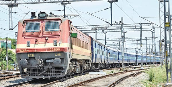 Vizagvision ఇక పాత పద్ధతిలోనే రైళ్లు‘ covid special express ’ అనే ముద్ర ఉండదుఛార్జీలు కూడా అప్పటివే..తక్షణమే అమల్లోకి..covid special express (ప్రత్యేక రైళ్లు’) అనే ముద్ర ఇకపై తొలగిపోనుంది. ఆ పేరుతో వసూలు చేసే ప్రత్యేక ఛార్జీలకు కూడా రైల్వే శాఖ ముగింపు పలకనుంది. ఈ మేరకు శుక్రవారం ఉత్తర్వులు జారీ అయ్యాయి. కరోనాకు ముందున్న విధంగానే రైళ్ల పేర్లు, వాటి ఛార్జీలు ఉండనున్నాయి. తక్షణమే ఈ ఉత్తర్వులు అమల్లోకి రానున్నాయి. ప్రయాణికుల నుంచి వచ్చిన ఒత్తిడి మేరకు ఈ నిర్ణయం తీసుకొంది. కరోనా కారణంగా విధించిన లాక్‌డౌన్‌ దగ్గర నుంచి రైల్వే శాఖ కేవలం ‘స్పెషల్‌ ట్రైన్స్‌’ను మాత్రమే నడుపుతోంది. అనవసర ప్రయాణాలను నిరుత్సాహ పరచాలన్న ఉద్దేశంతో ఛార్జీలను పెంచింది కూడా. తొలుత దూర ప్రాంతాల మధ్య ఈ ప్రత్యేక రైళ్లు నడిపి, అనంతరం తక్కువ దూరం మధ్య కూడా నడపడాన్ని ప్రారంభించింది. పాతవాటినే ప్రత్యేక రైళ్లుగా నడుపుతూ అధిక ఛార్జీలు వసూలు చేస్తున్నారంటూ విమర్శలు వచ్చాయి. ఈ నేపథ్యంలో కరోనా ముందున్న విధంగానే రైళ్ల పేర్లు, నెంబర్లు, ఛార్జీలు అమలు చేయాలని పేర్కొంటూ రైల్వే బోర్డు అన్ని జోనల్‌ కార్యాలయాలకు లేఖలు రాసింది.