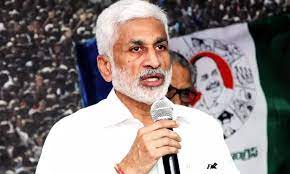 విశాఖ ఉక్కును అమ్మి ఏపీని బలి చేస్తారా? రాజ్యసభలో ప్రభుత్వంపై ధ్వజమెత్తిన శ్రీ వి.విజయసాయి రెడ్డి న్యూఢిల్లీ Vizagvisionనష్టాల సాకు చూపి విశాఖపట్నం స్టీల్ ప్లాంట్‌ను ప్రైవేటీకరణ చేయడం ద్వారా ఆంధ్రప్రదేశ్‌ను బలి చేస్తారా అంటూ వైఎస్సార్సీపీ సభ్యులు శ్రీ వి.విజయసాయి రెడ్డి కేంద్ర ప్రభుత్వంపై తీవ్ర స్థాయిలో విరుచుకుపడ్డారు. రాజ్యసభలో సోమవారం ద్రవ్య వినిమయ బిల్లుపై జరిగిన చర్చలో ఆయన పాల్గొంటూ ప్రభుత్వ రంగ సంస్థలు, ప్రభుత్వ రంగ బ్యాంకులు, ప్రభుత్వ బీమా సంస్థల ప్రైవేటీకరణను ఆంధ్రప్రదేశ్‌ ప్రభుత్వం తీవ్రంగా వ్యతిరేకిస్తుందని ఆయన స్పష్టం చేశారు. ప్రభుత్వ రంగ సంస్థల విక్రయం కోసం కేంద్ర ప్రభుత్వం ప్రదర్శిస్తున్న దూకుడు వలన ఆంధ్రప్రదేశ్‌ వంటి రాష్ట్రం తీవ్రంగా నష్టపోతుందని ఆయన ఆందోళన వ్యక్తం చేశారు. విశాఖపట్నం స్టీల్‌ ప్లాంట్‌ ప్రైవేటీకరణకు వ్యతిరేకంగా ఏడాదిన్నరగా రాష్ట్రంలో పెద్ద ఎత్తున ఆందోళనలు జరుగుతున్నా ప్రభుత్వం తనకు ఏమీ పట్టనట్లుగా వ్యవహరిస్తోంది. విశాఖ ఉక్కు ప్రైవేటీకరణ ఆలోచనను విడనాడాలని కోరుతూ అనేకసార్లు మేను మంత్రులను కలిసి విన్నవించినా మా విన్నపాలను పట్టించుకోకుండా ప్రభుత్వం ముందుకు సాగడం తీవ్ర విచారకరమని శ్రీ విజయసాయి రెడ్డి అన్నారు. నష్టాలను సాకుగా చూపి వైజాగ్ స్టీల్‌ ప్లాంట్‌ ప్రైవేటీకరణకు కేంద్ర ప్రభుత్వం చర్యలు ప్రారంభించింది. కానీ ఈ నష్టాలకు కారణాలు ఏమిటో తెలుసుకుని వాటిని సరిదిద్దడానికి ప్రభుత్వం ఏనాడూ చిత్తశుద్ధితో వ్యవహరించలేదని అన్నారు. విశాఖపట్నం స్టీల్‌ ప్లాంట్‌ నష్టాల బారిన పడటానికి రెండు ప్రధాన కారణాలు ఉన్నాయని ఆయన చెప్పారు. మొదటిది… విశాఖ ఉక్కుకు ప్రభుత్వం కేప్టివ్‌ మైన్స్‌ కేటాయించకపోవడం. కేప్టివ్‌ మైన్స్‌ లేని కారణంగా ముడి ఇనుప ఖనిజాన్ని స్టీల్ ప్లాంట్ బహిరంగ మార్కెట్‌లో కొనుగోలు చేయవలసి వస్తోంది. ఇతర ఉక్కు కర్మాగారాలకు సొంతంగా ఇనుప ఖనిజం గనులు ఉన్నందున వాటికి ముడి ఖనిజం చాలా చౌకగా లభిస్తోంది. బహిరంగ మార్కెట్లో అత్యధిక ధరకు ముడి ఖనిజం కొనుగోలు చేస్తున్న విశాఖ ఉక్కు అలాంటి కంపెనీలతో మార్కెట్‌లో పోటీని ఎదుర్కొనేందుకు నష్టాలను భరించాల్సి వస్తోంది. రెండో కారణం…విశాఖ ఉక్కుపై రుణం, వడ్డీ చెల్లింపుల భారాన్ని తగ్గించేందుకు రుణాలను ఈక్విటీ కింద మార్చే వెసులుబాటు కేంద్ర ప్రభుత్వానికి ఉంది. కానీ ఎన్నిసార్లు విజ్ఞప్తి చేసినా కేంద్ర ప్రభుత్వం అందుకు ససేమిరా అంటూ చివరకు ప్రైవేటీకరణ వైపే అడుగులు వేయడం ఆంధ్రప్రదేశ్‌ ప్రజలకు తీరని అన్యాయం అవుతుందని శ్రీ విజయసాయి రెడ్డి అన్నారు. వాస్తవానికి 2021-22 ఆర్థిక సంవత్సరంలో విశాఖపట్నం స్టీల్‌ ప్లాంట్‌ వేయి కోట్ల లాభాలను ఆర్జించింది. ఈ వాస్తవాన్ని కేంద్ర ప్రభుత్వం పరిగణలోకి తీసుకోవాలి. వైజాగ్‌ స్టీల్‌ ప్లాంట్‌ ఏర్పాటు కోసం కేంద్ర ప్రభుత్వం నాడు 5 వేల కోట్లు పెట్టుబడి పెడితే దానికి 10 రెట్లు…అంటే 51 వేల కోట్ల రూపాయలను వైజాగ్‌ స్టీల్‌ ప్లాంట్‌ కేంద్ర, రాష్ట్ర ప్రభుత్వాలకు డివిడెండ్ల రూపంలో చెల్లించిందని ఆయన తెలిపారు. ప్రస్తుతం అంతర్జాతీయంగా ఉక్కు రంగం ఉజ్వల స్థితిలో ఉంది. వైజాగ్‌ స్టీల్‌ కూడా లాభాల బాట పట్టింది. కాబట్టి ఈ తరుణంలో స్టీల్‌ ప్లాంట్‌ను కేంద్రం ప్రైవేట్‌ వ్యక్తుల చేతుల్లో పెట్టడం ఏమాత్రం సమంజసం కాదని ఆయన ప్రభుత్వానికి విజ్ఞప్తి చేశారు. పునఃవ్యవస్థీకరణ, పునఃనిర్మాణం, పునరుజ్జీవనం అనే సూత్రాల ఆధారంగా కేంద్ర ప్రభుత్వం వైజాగ్‌ స్టీల్‌కు పునర్‌వైభవాన్ని తీసుకురావాలని కోరారు. ప్రైవేటీకరణకు మేము వ్యతిరేకం… ప్రభుత్వరంగ సంస్థలు, బ్యాంకులు, బీమా సంస్థల ప్రైవేటీకరణను ఆంధ్రప్రదేశ్‌ ప్రభుత్వం తీవ్రంగా వ్యతిరేకిస్తుందని శ్రీ విజయసాయి రెడ్డి స్పష్టం చేశారు. చట్టంలో కొన్ని నిబంధనలను సవరించడం ద్వారా ప్రభుత్వరంగ సంస్థలలో పెట్టుబడుల ఉపసంహరణకు ప్రభుత్వం మార్గాన్ని సుగమం చేసుకుంది. దరిమిలా ఎల్‌ఐసీ వంటి కొన్ని ప్రభుత్వరంగ సంస్థలను (ఐపీవో మార్గంలో) ముక్కలు, ముక్కలుగా అమ్మకానికి పెడుతోంది. మరికొన్నింటిని హోల్‌సేల్‌గా అమ్మేస్తోందని ఆయన అన్నారు. పెట్టుబడుల ఉపసంహణకు ప్రతిపాదించిన 36 ప్రభుత్వరంగ సంస్థలలో ఇప్పటికే 8 సంస్థలలో ఈ ప్రక్రియ పూర్తయింది. ప్రభుత్వరంగ సంస్థల ప్రైవేటీకరణకు వ్యతిరేకంగా ఈరోజు, రేపు దేశవ్యాప్తంగా కార్మికులు, సిబ్బంది సమ్మె చేస్తున్నారు. ప్రభుత్వరంగ సంస్థలు మన జాతి సంపద. వాటి వలన కీలకమైన మౌలిక వసతులు ఏర్పడుతున్నాయి. ప్రజానీకానికి అందుబాటు ధరల్లో వస్తువులు, సేవలు లభిస్తున్నాయి. లక్షలాది మందికి ఉపాధి కల్పిస్తున్నాయి. మొన్నటికి మొన్న కోవిడ్‌ మహమ్మారి దేశంపై విరుచుకుపడినపుడు అప్పటికి అత్యవసరమైన మందులు, ఆక్సిజన్‌ సరఫరాతోపాటు గ్యాస్‌, విద్యుత్‌ సరఫరా నిరంతరం జరిగేలా చూసింది ప్రభుత్వరంగ సంస్థలే అన్న విషయాన్ని ప్రభుత్వానికి మరోమారు గుర్తు చేస్తున్నానని శ్రీ విజయసాయి రెడ్డి అన్నారు. వేతన జీవులకు ఐటీ ఉపశమనం ఏదీ? కరోనా మహమ్మారి కారణంగా ఉద్యోగస్తులతోపాటు సామాన్యుల పొదుపు మొత్తాలు వైద్య ఖర్చులు, ఇతర అత్యవసర ఖర్చులకు హరించికుపోయాయి. చిన్నపాటి వ్యాపారులు తీవ్రంగా నష్టపోయారు. ఈ ఆర్థిక భారం నుంచి వారికి ఉపశమనం కలిగించేందుకు గడచిన రెండేళ్ళలో ఆర్థిక మంత్రి ఎలాంటి టాక్స్ మినహాయింపులు ప్రకటించకపోవడం శోచనీయం అని శ్రీ విజయసాయి రెడ్డి అన్నారు. 2014 నుంచి 2022 నాటికి ద్రవ్యోల్బణం 40 శాతం పెరిగింది. కానీ పన్ను మినహాయింపు మాత్రం రెండున్నర లక్షలకే పరిమితమైపోయింది. తరిగిపోతున్న ఆదాయం ఒకవైపు పెరిగిపోతున్న ద్రవ్యోల్బణం మరోవైపు. ఈ నేపథ్యంలో టాక్స్ మినహాయింపులో ఎలాంటి మార్పు లేకపోతే వేతనజీవుల పరిస్థితి ఏంటని ఆయన ప్రశ్నించారు. 44 ఏళ్ళ కనిష్టానికి ఈపీఎఫ్‌ వడ్డీ రేటు… ఎంప్లాయీస్‌ ప్రావిడెంట్‌ ఫండ్‌ (ఈపీఎఫ్‌) ఖాతాలపై చెల్లించే వడ్డీ 2018-19లో 8.65 శాతం ఉండగా 2021-22 నాటికి అది 8.1 శాతానికి తగ్గిపోయింది. వడ్డీ రేటు ఇంత కనిష్టానికి పడిపోవడం 44 ఏళ్ళలో ఇదే తొలిసారని అన్నారు. అయిదు కోట్ల ఈపీఎఫ్‌ ఖాతాదారుల సేవింగ్స్‌పై ఇది తీవ్ర దుష్ప్రభావం చూపుతుందని శ్రీ విజయసాయి రెడ్డి అన్నారు. నేషనల్‌ పెన్షన్‌ విధానం (ఎన్‌పీఎస్‌) చూస్తే మెచ్యూరిటీపై టాక్స్‌ విధించే ఏకైక సేవింగ్స్‌ స్కీమ్‌ ఇది. ఎన్‌పీఎస్‌ను పన్ను చెల్లింపుదార్లకు ఆకర్షణీయమైన పథకంగా తీర్చిదిద్దేందుకు ఎలాంటి సంస్కరణలను ప్రభుత్వం చేపట్టకపోవడం విచారకరమని శ్రీ విజయసాయి రెడ్డి పేర్కొన్నారు. హెల్త్‌ ఇన్సూరెన్స్‌పై జీఎస్టీ ఏత్తేయాలి… ఒక వ్యక్తి తనకు లేదా తన కుటుంబ సభ్యుల కోవిడ్‌ ట్రీట్‌మెంట్‌ కోసం చేసే ఖర్చులపై టాక్స్‌ను మినహాయింపు ఇస్తూ ప్రభుత్వ నిర్ణయించడం ఆహ్వానించదగిందే. అయితే హెల్త్‌ ఇన్సూరెన్స్‌ లేని కారణంగా అనేక మంది కోవిడ్‌ చికిత్స కోసం ఆస్తులు సైతం అమ్మి భారీగా ఖర్చు చేయాల్సి వచ్చింది. హెల్త్‌ ఇన్సూరెన్స్‌పై ప్రస్తుతం విధిస్తున్న 18 శాతం జీఎస్టీని పూర్తిగా రద్దు చేసేలా ప్రభుత్వం చర్యలు చేపట్టాలి. దీని వలన అత్యధిక మంది హెల్త్‌ ఇన్సూరెన్స్‌ తీసుకునే అవకాశం ఏర్పడుతుందని ఆయన అన్నారు. జీఎస్టీ పరిహారాన్ని పొడిగించాలి… కోవిడ్‌ మహమ్మారి కారణంగా ఆంధ్రప్రదేశ్‌ ప్రభుత్వం కేంద్ర పన్నులలో తన వాటా కింద రావలసిన మొత్తంలో 7,780 కోట్ల రూపాయలు నష్టపోయింది. అలాగే టాక్స్‌ ఆదాయం కింద రావలసిన మరో 7 వేల కోట్ల రూపాయలు నష్టపోయిందని శ్రీ విజయసాయి రెడ్డి అన్నారు. దీని వలన రాష్ట్రానికి రెవెన్యూ నష్టం 2022 తర్వాత కూడా కొనసాగుతుంది. కేంద్ర ప్రభుత్వం రాష్ట్రాలకు చెల్లించాల్సిన జీఎస్టీ బకాయిల చెల్లింపును 2026 వరకు వాయిదా వేసేందుకు జీఎస్టీ పరిహారం సెస్‌ను 2026 వరకు పొడిగించింది. కానీ రాష్ట్రాలకు ఉపకరించే జీఎస్టీ పరిహారాన్ని మాత్రం పొడిగించలేదు. ఈ నేపథ్యంలో రాష్ట్రాలకు జీఎస్టీ పరిహారాన్ని 2022 తర్వాత కూడా చెల్లించేలా గడువు పొడిగించాలని ఆయన విజ్ఞప్తి చేశారు. క్రిప్టో కరెన్సీని అదుపు చేయాలి… క్రిప్టో కరెన్సీని దుర్వినియోగం చేసే అవకాశం ఉంది. ప్రపంచంలో 150 వరకు క్రిప్టో ఎక్సేంజిలు ఉన్నాయి. అయితే క్రిప్టో ఎక్సేంజిల ద్వారా కాకుండా ఇద్దరు వ్యక్తుల మధ్య జరిగే క్రిప్టో లావాదేవీలపై నియంత్రణ, నిఘా లేనందున ప్రభుత్వానికి ఈ లావాదేవీ గురించి ఎలా తెలుస్తుంది. ఇది చాలా ప్రమాదకరమైన పరిణామాలకు దారి తీస్తుంది. రేపు కాంగ్రెస్‌ పార్టీనో లేదా బీజేపీనో క్రిప్టో అకౌంట్‌లో 90 కోట్ల రూపాయల గుప్త నిధులు జమ చేసి వాటిని డీబీటీ విధానంలో ఓట్లు కొనుగోలు చేసే అవకాశాన్ని కొట్టి పారేయలేం అన్నారు. అందువలన ఈ లొసుగులపై ప్రభుత్వం దృష్టి సారించాలని ఆయన కోరారు. ఐటీ చట్టంలోని సెక్షన్‌ 147ను సవరించాలి… ఇన్‌కమ్‌ టాక్స్‌ చట్టంలోని సెక్షన్‌ 147ను నాలుగైదు దశాబ్దాలపాటు కాంగ్రెస్‌ పార్టీ దుర్వినియోగం చేస్త వచ్చింది. ప్రస్తుత బీజేపీ ప్రభుత్వం దానిని సవరించింది. కానీ ఈ సవరణలో అసెస్‌మెంట్‌ అధికారికి అసాధారణ అధికారాన్ని కట్టబెట్టినందు వలన ఆ అధికారి ఎలాంటి కారణం లేకుండానే మళ్ళీ అసెస్‌మెంట్‌కు ఆదేశించే అవకాశం ఏర్పడింది. ఇలాంటి లొసుగులను అడ్డం పెట్టుకునే గతంలో కాంగ్రెస్‌ ప్రభుత్వం మాపై అనేక తప్పుడు కేసులు బనాయించింది. అసెస్‌మెంట్‌ అధికారికి కట్టబెట్టిన అసాధారణ అధికారం కారణంగా భవిష్యత్తులో రాజకీయ కక్ష సాధింపు కోసం దీనిని దుర్వినియోగం చేసే ప్రమాదం ఉన్నందున వెంటనే సెక్షన్‌ 147కు సవరణ చేపట్టాలని శ్రీ విజయసాయి రెడ్డి ఆర్థిక మంత్రికి విజ్ఞప్తి చేశారు. ధార్మిక సంస్థలపై కఠిన నిబంధనలు సడలించాలి… కొన్ని షరతలు నుంచి మినహాయింపు పొందిన ధార్మిక సంస్థలు ప్రస్తుతం ఫైనాన్స్ బిల్లులోని సెక్షన్ 10, క్లాజ్ 23 కింద ప్రతిపాదించిన సవరణ ప్రకారం సెక్షన్ 11, 13 కింద కఠిన నిబంధనలకు కట్టుబడి పని చేసే ట్రస్టుల మాదిరగానే వ్యవహరించాల్సి ఉంటుంది. దీని వలన గుర్తింపు పొందిన ధార్మిక సంస్థలు తీవ్ర ఇబ్బందులను ఎదుర్కొనే అవకాశం ఉన్నందున ప్రభుత్వం సెక్షన్ 10ని పూర్తిగా రద్దు చేసి ట్రస్టులన్నింటినీ సెక్షన్ 11, 13 పరిధిలోకి తీసుకురావాలని శ్రీ విజయసాయి రెడ్డి ప్రభుత్వానికి విజ్ఞప్తి చేశారు.