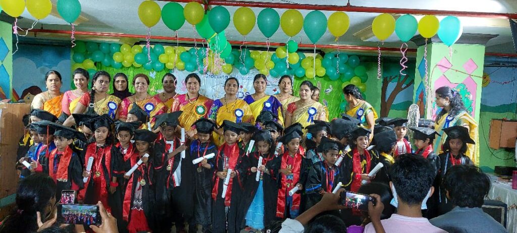 Vizagvision Visakhapatnam రవీంద్ర భారతిలో చిన్నారుల స్నాతకోత్సవం కిడ్స్ కాన్స్యోకేషన్<br>స్థానిక ద్వారకానగర్ రవీంద్ర భారతి పాఠశాలలో చిన్నారుల స్నాతకోత్సవం (కిడ్స్ కాన్వోకేషన్) అంగరంగ వైభవంగా శనివారం నాడు జరిగింది. కార్యక్రమానికి ముఖ్య అతిథిగా విచ్చేసిన శ్రీమతి J. సుభధ్ర గారు మాట్లాడుతూ చిన్నారులకు ప్రీ- స్కూల్ (కిండర్ గార్డెన్) పూర్తయిన సందర్భముగా ఇటువంటి కార్యక్రమాన్ని ఏర్పాటు చేయడం ద్వారా చిన్నారులలో ఉత్సాహాన్ని, ఉత్తేజాన్ని, ఉల్లాసాన్ని తద్వారా వారిలోని సృజనాత్మక -తను వెలికితీసి ఉత్తమ భావిభారత పౌరులుగా తీర్చిదిద్దవచ్చని అన్నారు. ఈ కార్యక్రమంలో రవీంద్ర భారతి విద్యా సంస్థల ఉత్తరాంధ్ర జోనల్ ఇన్ ఛార్జ్ N. వెంకటేష్, G.M. G. R. వసంత, D.G.M.K.రమ్య, కోర్డినేటర్స్ సుధాలత, మంగలక్ష్మీ మరియు ప్రిన్సిపాల్ సుమిత్ర, చిన్నారుల తల్లిదండ్రులు, ఉపాధ్యాయులు పాల్గొన్నారు. చిన్నారులు ప్రదర్శించిన సాంస్కృతిక కార్యక్రమాలు. నృత్యాలు ఆహూతులను ఎంతగానో అలరించాయి.