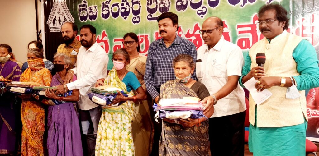 Visakhapatnam Vizagvision : 14 ఏళ్ల నుంచి నిర్విరామంగా సేవా కార్యక్రమాలు నిర్వహిస్తున్న దేవి కంఫర్ట్ లైఫ్ వెల్ఫేర్ అసోసియేషన్ వ్యవస్థాపక అధ్యక్షులు శిమ్మ భాగ్యలక్ష్మి ని పలువురు అభినందించారు. అసోసియేషన్ ఏర్పాటు చేసి 14 ఏళ్ళు పూర్తి చేసుకున్న సందర్భంగా సోమవారం విశాఖ పౌర గ్రంథాలయంలో వార్షికోత్సవ వేడుకలను ఘనంగా నిర్వహించారు.ముఖ్య అతిధులుగా ప్రముఖ న్యాయవాది, సొసైటీ ఆఫ్ ఇంటలెక్చవల్ వాయిస్ అధ్యక్షుడు ఐ.ఎం.అహ్మద్,డబ్ల్యూ .ఐ. కో-ఆర్డినేటర్ జె.ఉమా దేవి,మేడా బుజ్జమ్మ మోమరల్ చారిటబుల్ ట్రస్ట్ చైర్మన్ మేడా మస్తాన్ రెడ్డి,వైజాగ్ జర్నలిస్టుల ఫోరం అధ్యక్షుడు గంట్ల శ్రీనుబాబు లు హాజరై వృద్ధులకు, వితంతువులకు బియ్యం,పప్పు దినుసులు, చీరలు పంపిణీ చేసారు.ఈ సందర్భంగా అతిధులు అసోసియేషన్ వ్యవస్థాపక అధ్యక్షులు,న్యాయవాది శిమ్మ భాగ్యలక్ష్మి చేస్తున్న సేవా కార్యక్రమాలను కొనియాడారు. ఎంతో మంది నిరుపేదలకు ఆమె చేస్తున్న సేవలు శ్లాఘనీయమైనవన్నారు.భవిష్యత్ లో మరిన్ని సేవా కార్యక్రమాలు చేపట్టి ఎంతోమందికి బాసటగా నిలవాలని ఆకాంక్షించారు.న్యాయవాది శిమ్మ భాగ్యలక్ష్మి మాట్లాడుతూ సంస్థ 14వ వార్షికోత్సవం సందర్భంగా వృద్ధులకు, వితంతువులకు బియ్యం,పప్పు దినుసులు, చీరలను పంపిణీ చేస్తున్నామని,సంస్థ ప్రారంభించినప్పటి నుంచి నేటివరకు నిర్విరామంగా పలు సేవా కార్యక్రమాలు చేస్తున్నట్లు చెప్పారు. తమ సొంత నిధులతోనే సేవా కార్యక్రమాలను చేపడుతున్నట్లు చెప్పారు.విశాఖ లోని పలు ప్రాంతాలలో ఇతర జిల్లాల్లోనూ తమ అసోసియేషన్ సేవా కార్యక్రమాలు చేపడుతున్నట్లు తెలిపారు.నిస్వార్ధంగా తాము చేపడుతున్న కార్యక్రమాలను చాలా మంది ప్రముఖులు ప్రసంసిస్తున్నారని వెల్లడించారు.వృద్ధులకు, వితంతువులకు,వికలాంగులకు,నిరుపేద విద్యార్థులకు ఇతోధికంగా సేవలు అందిస్తున్నట్లు చెప్పారు.భవిష్యత్తులో కూడా తమ సేవా కార్యక్రమాలు కొనసాగుతాయని తెలిపారు.స్నేహాంజలి సంగీత నృత్యాలయం అధ్యక్షులు వి.ఎన్.మూర్తి ఆధ్వర్యంలో ఆహ్లాదంగా జరిగిన ఈ వేడుకల్లో చిన్నారులు ప్రదర్శించిన పలు నృత్యాలు వీక్షకులను విశేషంగా ఆకట్టుకున్నాయి.తనకు సహకరించిన అందరికీ శిమ్మ భాగ్యలక్ష్మి కృతఙ్ఞతలు తెలిపారు.