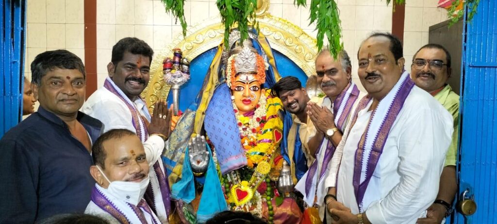 Vizagvision Visakhapatnam:35 వ వార్డు పరిధిలో ఈరోజు ఉత్తరాంధ్ర ఇలవేల్పు దక్షిణ నియోజకవర్గ ఆరాధ్యదైవం 35 వ వార్డు కన్నతల్లి శ్రీ శ్రీ నీలమ్మ అమ్మవారి జాతర పండుగ సందర్భంగా ఈరోజు అమ్మవారికి పసుపు కుంకుమ చీర జాకెట్ నివేదించి పూజా కార్యక్రమం చేసి అనంతరం భక్తులకు చలివేంద్రం ఏర్పాటు చేసి భక్తులందరికీ కూడా ప్రసాద వితరణ చేసి వేసవి తీవ్రత ను  తట్టుకునే విధంగా చలివేంద్రం పిల్లి సత్యనారాయణ గారు దంపతులు ఆధ్వర్యంలో జరిగిన చలివేంద్రం ఏర్పాటు  కార్యక్రమానికి ముఖ్య అతిథిగా స్థానిక ప్రజాప్రతినిధులు భాస్కర్ రావు గారి చేతుల మీదుగా బూసి రెడ్డి గారి చేతుల మీదుగా బయలు పూడి శ్రీరామ్ మూర్తి గారి చేతుల మీదుగా నాయన మల్లి బాబు గారి చేతుల మీదుగా ముఖ్య అతిథులుగా విచ్చేసిన మీరందరూ కూడా భక్తులకు వితరణ చేయడం జరిగింది అలాగే 35వ అ వార్డు లోఉన్న వైఎస్ఆర్సిపి ఆడపడుచులకు చీరల పంపిణీ కార్యక్రమం కూడా ఏర్పాటు చేసి చీరల పంపిణీ కార్యక్రమం ఏర్పాటు చేయడం జరిగింది ఈ కార్యక్రమానికి ముఖ్యఅతిథిగా స్థానిక పేద ప్రజల  ప్రజా ప్రతినిధి భాస్కర్ రావు చేతులమీదుగా పంపిణీ కార్యక్రమం జరిగినది శ్రీరామ్ మూర్తి గారు ముఖ్య అతిథిగా ముఖ్య అతిథులుగా బూసు రెడ్డి గారు చేతుల మీదుగా మహిళా సోదరీమణులు గారు చేతుల మీదుగా చీరల పంపిణీ అలాగే భక్తులందరికీ ప్రసాద వితరణ మజ్జిగ పంపిణీ కార్యక్రమం ఏర్పాటు చేసి ప్రతి ఒక్కరు కూడా పాటిస్తూ అమ్మవారిని దర్శించుకుని అమ్మవారి కృపకు పాత్రులు అవ్వాలని ప్రతి ఒక్కరు కూడా అమ్మవారి దీవెనలు ఉండాలని మనస్పూర్తిగా కోరుకుంటూ భగవంతుడు నిండు నూరేళ్ళు ఆయురారోగ్యాలు భోగభాగ్యాలు ప్రసాదించాలని మనస్పూర్తిగా కోరుకుంటూ సదా మీ సేవలో మీ సోదరుడు భాస్కరరావు 35 వ వార్డు కార్పొరేట్ర్