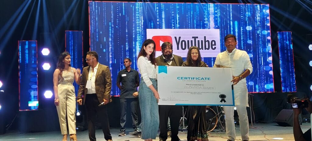 Vizagvision అవకాశాలను మనమే అందిపుచ్చుకోవాలి --సృజనాత్మక ఆలోచనలకు వేదికగా విశాఖ నగరం నిలవాలి -- రాష్ట్ర పరిశ్రమలు, ఐటి శాఖ మంత్రి గుడివాడ అమర్‌నాథ్‌ విశాఖపట్నం, అక్టోబర్ 6: ఈ సృష్టిలో ప్రతీ వ్యక్తికి ఏదో ఒక శక్తి, కళ ఉంటుంది. అవి ఎప్పుడో ఒకప్పుడు బహిర్గతమవుతాయి. అవకాశాల కోసం ఎదురు చూస్తూ కూర్చోక ప్రపంచంలోని అవకాశాలు మనమే అందిపుచ్చుకోవాలని రాష్ట్ర పరిశ్రమలు, ఐటి శాఖ మంత్రి గుడివాడ అమర్‌నాథ్‌ అన్నారు. గురువారం సాయంత్రం బీచ్‌రోడ్డులోని ఏయూ కన్వెన్షన్‌ సెంటర్‌లో గూగుల్‌ భాగస్వామ్యంలో ఇన్ఫినిటమ్‌ మీడియా నిర్వహిస్తున్న ‘షీ క్రియేట్స్‌’ కార్యక్రమాన్ని ఆయన ప్రారంభించారు. అనంతరం మాట్లాడుతూ కోవిడ్‌ సమయంలో ఎందరో యువత కొత్తగా ఆలోచన చేస్తూ సొతంగా ఉపాధి అవకాశాలను సృష్టించుకున్నారన్నారు. సృజనాత్మక ఆలోచనలకు వేదికగా విశాఖ నగరం నిలవాలని ఆకాంక్ష వ్యక్తంచేశారు. విశాఖ నుంచి 300మంది యూట్యూబ్‌ చానల్స్‌ మహిళలు, యువతులచే ప్రారంభించడం మంచి పరిణామమన్నారు. ఇన్ఫినిటమ్‌ సంస్థ విశాఖ నుంచి తమ కార్యకలాపాలను ప్రారంభించడం ఆహ్వానిస్తున్నామన్నారు. రాష్ట్ర ప్రభత్వు పరంగా అవసరమైన సంపూర్ణ సహకారాన్ని తాము అందిస్తామన్నారు. రాజమండ్రి, విజయవాడ, గుంటూరు, తిరుపతి వంటి నగరాలలో కూడా ఇటువంటి కార్యక్రమాలను చేపట్టాలని కోరారు. ఇన్ఫినిటమ్‌ అధినేత వందన బండారు మాట్లాడుతూ తాను పారిశ్రామికవేత్తగా ప్రస్థానాన్ని విశాఖ నుంచి ప్రారంభించానన్నారు.యువతను ప్రోత్సహించడానికి తాము సిద్దంగా ఉన్నామన్నారు. మహిళలను ఆర్ధికంగా బలోపేతం చేయడానికి, డిజిటల్‌ కంటెంట్‌ క్రియేటర్లుగా గర్తింపును తీసుకురావడం జరుగుతుందన్నారు. సంస్థ ఎం.డి సత్యదేవ్‌ చాడ మాట్లాడుతూ క్రియేటివిటీ ద్వారా యువత తమ సొంత కాళ్ళ మీద నిలబడి అనంతరం అలకనంద, అమూల్య, నందితల యూట్యూబ్‌ చానల్స్‌ను మంత్రి ప్రారంభించారు