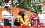 మహాత్మా గాంధీ వర్ధంతి సందర్భంగా విగ్రహానికి పూలమాల వేసి నివాళులర్పించారు GVMC Mayor and Commissioner