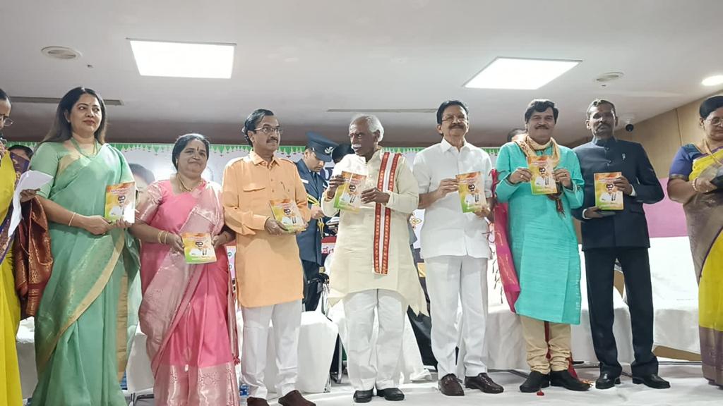 Vizagvision డాక్టర్ కూటికుప్పలకు సత్కారం….పుస్తకాన్ని దత్తాత్రేయకు అందజేస్తున్న సూర్యారావు…అక్షరయాన్ ఆధ్వర్యంలో హైదరా లో జరిగిన అంతర్జాతీయ మాతృ భాషా బాద్ దినోత్సవం పురస్కరించుకుని పద్మశ్రీ పురస్కార గ్రహీత, ప్రముఖ వైద్యనిపుణుడు డాక్టర్ కూటికు ప్పల సూర్యారావును సత్కరించారు. ఈ సంద ర్భంగా కూటికుప్పల రచించిన 'తెలుగు వీర మేలుకో' పుస్తకాన్ని హర్యానా గవర్నర్ బండారు దత్తాత్రేయ ఆవిష్కరించారు. ఈ మేరకు హర్యానా, మహారాష్ట్ర గవర్నర్లు బండారు దత్తా త్రేయ, విద్యాసాగర్లు డాక్టర్ కూటికుప్పల సూర్యారావును ఘనంగా సత్కరించారు. మరిన్ని రచనలు చేయాలని ఆకాంక్షించారు.