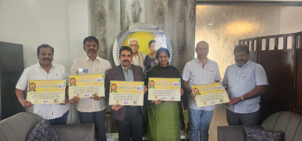 Vizagvision Visakhapatnam నాట్స్ జానపద సంబరాలు గోడ పత్రిక ఆవిష్కరణ ఉత్తర అమెరికా తెలుగు సంఘం (నాట్స్) , గౌతు లచ్చన్న బలహీనవర్గాల సంస్థ ( గ్లో) మరియు మాత కళా పీఠం వారు సంయుక్తంగా నిర్వహిస్తున్న తెలుగు జానపద సంబరాలు కార్యక్రమం రేపు శనివారం కళాభారతిలో ఉదయం 10 నుండి మ 2 వరకు జరపబడును. భాషే రమ్యావు సేవే గమ్యం అనే నినాదంతో , జన్మభూమి కి కూడా సేవ చేయాలనే తలంపుతో జానపద కళ ని విస్తృతంగా ముందుకు తీసుకు వెళ్ళే భాగంగా ఈ కార్యక్రమం నిర్వహించబడుతుంది అని ప్రవాస భారతీయుడు నాట్స్ కన్వీనర్ అప్పసాని శ్రీధర్ తెలిపారు.కళా హృదయాలు అందరూ ఈ కార్యక్రమానికి హాజరు కావాలని గోడ పత్రిక ను ఆవిష్కరిస్తూ విన్నపం చేసుకున్నారు.ఈ కార్యక్రమంలో గ్లో కార్యదర్శి వెంకన్న చౌదరి,శ్రీ మాతా కళా పీఠం నిర్వాహకులు పల్లి నాగభూషణం, బి. న్.మూర్తి పాల్గొన్నారు