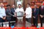 అసెంబ్లీలోని CM చాంబర్ లో బడ్జెట్ ప్రతులు సీఎం శ్రీ వైఎస్ జగన్ కు అందజేసిన మంత్రులు, అధికారుల