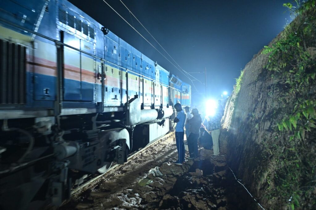 Vizagvision : HILL MOVED ONTO THE TRACKS BETWEEN MANBAR AND JARATI IN THE KORAPUT-JAGDALPUR SECTION OF THE KK LINE CLEARED