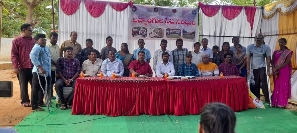 Visakhapatnam Vizagvision : దివ్యాంగులు ఆత్మ న్యూనతా భావాన్ని పక్కన పెట్టి ఆత్మస్తైర్యంతో ముందడుగు వేస్తే సాధించలేనిది ఏమీ లేదని విశాఖ సమాచారం దినపత్రిక ఎడిటర్ సూరంపూడి వీరభద్ర రావు అన్నారు. ఆదివారం దివ్యాంగుల సేవ సంఘం ఆధ్వర్యంలో విశాఖపట్నం తోట గురువు ఎర్నిమాంబ ఆలయం దగ్గరలో నిర్వహించిన అంతర్జాతీయ దివ్యాంగుల దినోత్సవ వేడుకల్లో అయన పాల్గొని వారిలో ఉత్తేజం నింపారు.డాక్టర్ కేజీబీఎస్ మూర్తి మాట్లాడుతూ దివ్యాంగులమనే భావన ప్రక్కనపెట్టి ఆత్మస్థైర్యం తో ముందుకు సాగాలని సూచించారు. ప్రపంచంలో ఎంతోమంది దివ్యాంగులు ఉన్నత స్థానాల్లో కొనసాగుతున్నారని,వారిని ఆదర్శంగా తీసుకుని ఉన్నత స్థానాలకు చేరుకోవాలని ఆకాంక్షించారు.ఉత్తరాంధ్ర ఎమ్మెల్సీ అభ్యర్థిగా పోటీ చేసిన గంటి రవికుమార్ వీరికి భోజన సదుపాయం కల్పించారు. అల్వికెన్ అసోసియేషన్ గోపి దివ్యాంగులకు కళ్లద్దాలు పంపిణీ చేసారు.డాక్టర్ బీవీకే రాజు,గోపాల కృష్ణ,దివ్యాంగుల సేవ సంఘం అధ్యక్షుడు ఒమ్మి రామరాజు, మోహన్, నాగేంద్ర, గురుమూర్తి, గంగరాజు, సుధాకర్,తులసి రామ్, అనంత్, రఘునాధ్ పండా, Sk ఖుదా భాష తదితరులు ఈవేడుకల్లో పాల్గొన్నారు.ఈ వేడుకల్లో పాల్గొన్నదివ్యాంగులు ఆటపాటలతో,కేరింతలతో ఉల్లాసంగా గడిపారు….