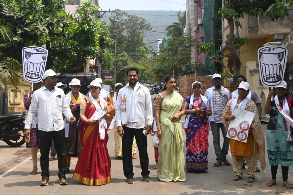 అఖిల గాండ్ల తెలుకల సంక్షేమ సంఘం 60 మంది వైస్సార్సీపీ పార్టీ లో చేరారు Visakhapatnam Vizag Vision