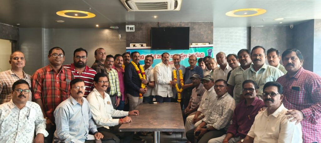 AP కి మరో ప్రమాదం..? పశ్చిమ బంగాళాఖాతం లో అల్పపీడనం ఏర్పడే అవకాశం ఉంది. మరికొన్ని గంటల్లో