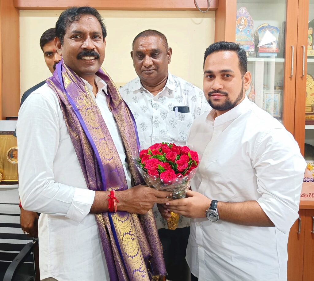 Vizag vision : విద్యార్థులు మంచి బాటలో నడిపించాలి..టీడీపీ రాష్ట్ర అధ్యక్షులు పల్లా శ్రీనివాసరావు.. విద్యార్థుల్ని మంచి బాటలో నడిపించాల్సిన బాధ్యత గురువులపైనే ఉంటుందని, స్కూల్‌ యాజమాన్యాలు కూడా ఆ దిశగా కృషి చేయాలని టీడీపీ రాష్ట్ర అధ్యక్షులు, గాజువాక ఎమ్మెల్యే పల్లా శ్రీనివాసరావు అభిప్రాయపడ్డారు. గురు స్థానం ప్లే స్కూల్‌ అధినేత ఎస్‌.ఖాన్‌ పల్లాను మర్యాద పూర్వకంగా కలుసుకున్నారు. పుష్పగుచ్ఛమిచ్చి దుశ్శాలువాతో ఘనంగా సత్కరించారు. భవిష్యత్తులో పల్లా మరిన్ని శిఖరాలు అధిరోహించాలని ఆకాంక్షించారు. ఈ సందర్భంగా ఖాన్‌ మాట్లాడుతూ మాట్లాడుతూ ఎమ్మెల్యేగా పల్లా గాజువాక నియోజకవర్గాన్ని అభివృద్ధి దిశగా తీసుకువెళ్లి ప్రజలందరికీ మంచి సేవలందిస్తారనే ఆశాభావం వ్యక్తం చేశారు. అందుకు  ఎమ్మెల్యే స్పందిస్తూ నియోజకవర్గ సమస్యల్ని ఎప్పటికప్పుడు పరిష్కరించేలా నేతల్ని దిశానిర్దేశం చేశామన్నారు. కార్యక్రమంలో 28వ వార్డు టీడీపీ ఇన్‌చార్జి నక్కా కనకరాజు తదితరులు పాల్గొన్నారు.