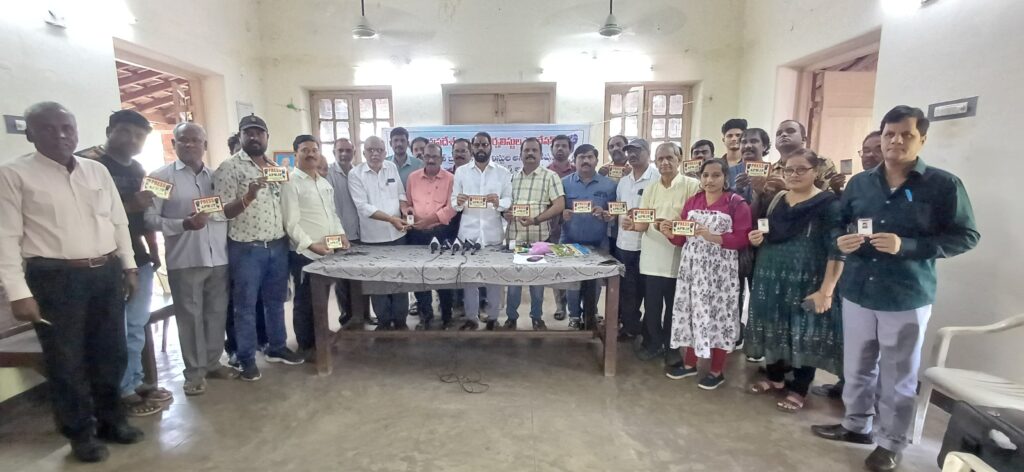 Vizag vision: *జర్నలిస్టుల సంక్షేమమే ఫెడరేషన్ లక్ష్యం కూటమి ప్రభుత్వానికి దశల వారీగా వినతులు..అర్హులైన వారికి ఇళ్లస్థలాలు కేటాయించాల్సిందే వర్కింగ్ జర్నలిస్టుల సభ్యత్వ నమోదు కార్యక్రమం ప్రారంభం**జాతీయ జర్నలిస్టుల సంఘం కార్యదర్శి గంట్ల* కలెక్టరేట్, జనవరి 20,,రాష్ర్టంలో వర్కింగ్ జర్నలిస్టుల సంక్షేమమే లక్ష్యంగా ఆంధ్రప్రదేశ్ వర్కింగ్ జర్నలిస్టుల ఫెడరేషన్, ఏపి బ్రాడ్ కాస్ట్ జర్నలిస్టుల అసోసియేషన్, ఏపి స్మాల్ అండ్ మీడియం న్యూస్ పేపర్స్ అసోసియేషన్ లు పనిచేస్తున్నాయని జాతీయ జర్నలిస్టుల సంఘం (ఎన్ ఏ జె) కార్యదర్శి గంట్ల శ్రీనుబాబు పేర్కొన్నారు.విశాఖ కలెక్టర్ కార్యాలయం ప్రాంగణంలో ఉన్న ఏపి ఎన్ జి వో హోమ్ లో సోమవారం వర్కింగ్ జర్నలిస్టుల సభ్యత్వ నమోదు కార్యక్రమానికి గంట్ల శ్రీనుబాబు ముఖ్య అతిధిగా హాజరై ప్రారంభించారు. ఈ సందర్భంగా గంట్ల శ్రీనుబాబు మాట్లాడుతూ రాష్ర్టంలో అర్హులైన జర్నలిస్టులందరికి ఇళ్ల స్థలాలు, ఇళ్లు, అక్రిడేషన్లు సదుపాయం కల్పించాలని అలాగే ప్రమాధ భీమా పథకాన్ని తిరిగి పునరుద్దరించాలని కూటమి నాయకులకు దశల వారీగా తమ రాష్ట్ర, జాతీయ యూనియన్ లు వినతిపత్రాలు అందజేశాయన్నారు. ముఖ్యమంత్రి నారాచంద్రబాబునాయుడు , ఉప ముఖ్యమంత్రి పవన్ కళ్యాణ్, మంత్రి నారాలోకేష్ లకు ఆయా అంశాలకు సంబంధించి తాను కూడా వినతిపత్రాలు అందజేయడం జరిగిందన్నారు. ఆయా సమస్యలను కూటమి ప్రభుత్వం త్వరలో పరిష్కరిస్తుందని ఎదురు చూస్తున్నామన్నారు.విశాఖ అర్బన్ యూనిట్ అధ్యక్షులు పి.నారాయణ్, ప్రధాన కార్యదర్శి జి.శ్రీనివాసరావులు మాట్లాడుతూ జర్నలిస్టుల కోసం నియమించిన అన్ని కమిటీల్లోనూ ప్రభుత్వం పాత్రికేయులకు ప్రాతినిద్యం కల్పించాలన్నారు. అలాగే ఉమ్మడి విశాఖలో గత ఏడాది తమ యూనియన్ లలో సుమారు 800 మంది జర్నలిస్ట్ లు సభ్యులుగా చేరినట్లు చెప్పారు. ఈ సారికూడా తొలుత విశాఖ అర్బన్ యూనిట్ ద్వారా సభ్యత్వ నమోదు కార్యక్రమం ప్రారంభించామని , త్వరలోనే అనకాపల్లి, అల్లూరి జిల్లాల్లో కూడా సభ్యత్వ నమోదు కార్యక్రమం ప్రారంభమవుతుందన్నారు. నిరంతరం జర్నలిస్టుల సంక్షేమానికి తమ వంతు పాటుపడుతున్నామన్నారు. సభ్యత్వ నమోదు కార్యక్రమం పది రోజుల పాటు కొనసాగుతుందన్నారు. కావున వర్కింగ్ జర్నలిస్టులు ఈ అవకాశాన్ని సద్వినియోగం చేసుకోవాలని వీరు కోరారు. ఈ కార్యక్రమంలో ఏపి బ్రాడ్ కాస్ట్ అసోసియేషన్ నగర అధ్యక్ష, కార్యదర్శి ఇరోతి ఈశ్వరరావు, కె.మధన్, స్మాల్ అండ్ మీడియం న్యూస్ పేపర్స్ అసోసియేషన్ జిల్లా అధ్యక్ష, కార్యదర్శులు జగన్ మోహన్, కె.శ్రీనివాసరావుతో ఉపాధ్యక్షులు వై. రామకృష్ణ,టి.కృష్ణమూర్తినాయుడు ఇతర  కార్యవర్గ సభ్యులు కె వి శర్మ, రవి శంకర్, చక్రి,, ఎంవీ రాజశేఖర్,బి ఏ నాయుడు,కె. సత్య నారాయణ,బొబ్బర ప్రసాద్,వై..రాజ శేఖర్, శ్రీ లత, కిషోర్, జగన్నాధం,తదితరులంతా పాల్గొన్నారు.