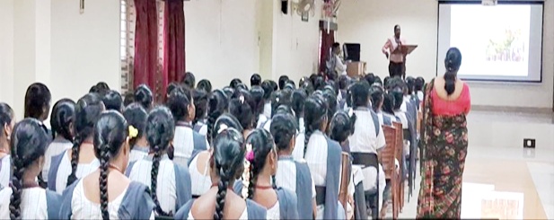 Vizag vision: ఆత్మనిర్భర్ పెట్టుబడిదారునిగా విద్యార్థులకు అవగాహన కార్యక్రమం             తణుకు, జనవరి 2025:  సెంట్రల్ డిపాజిటరీ సర్వీసెస్ (I) లిమిటెడ్ (CDSL)  యొక్క  ఇన్వెస్టర్స్ ప్రొటెక్షన్ ఫండ్ (IPF) భారతదేశంలోని పెట్టుబడిదారులకు ఆర్ధిక పెట్టుబడుల పట్ల అవగాహన కల్పించి ప్రోత్సహించు కార్యకలాపములు నిర్వహించుటకు నిర్దేశించిన సంస్థ. ఈరోజు ఆంధ్రప్రదేశ్ రాష్ట్రంలోని తణుకు  పట్టణంలో విద్యార్థులకు పెట్టుబడి గురించి అవగాహన కలిగించు కార్యక్రమం నిర్వహించింది. ఈ అవగాహన సదస్సును స్థానిక SKSD మహిళా కళాశాలలో నిర్వహించారు. ఈ సదస్సులో విద్యార్థులకు ఆర్ధిక పెట్టుబడుల పైన అవగాహన పెంపొందించుటపై దృష్టి సారించి, పెట్టుబడిదారులకు పెట్టుబడులకు సంబంధించి నిర్ణయాలు  తీసుకునే సాధికారతను కలిగించటమే కాక, పెట్టుబడి యొక్క ప్రధాన సూత్రాలను విద్యార్థులకు వివరించటం జరిగినది. ప్రధానంగా అందరికి అర్థం అయ్యే రీతిలో ఈ కార్యక్రమం తెలుగు బాష లో వక్తలు  నిర్వహించటం వలన ప్రాంతీయ పెట్టుబడిదారులకు  అత్యంత సులభంగా  పెట్టుబడులు & డిపాజిటరీ సేవల ప్రాథమిక అంశాలు అర్థం చేసుకునే వీలు కలిగినది. ఈ సదస్సుకు పెద్ద సంఖ్యలో విద్యార్థులు హాజరైనారు. CDSL IPF పెట్టుబడిదారులకు క్యాపిటల్ మార్కెట్ లో అవగాహన కలిగించటంలోను మరియు మార్కెట్ సంక్లిష్టతలను పరిశోధించుటలోను  CDSL IPF కీలక పాత్ర పోషిస్తుంది. పెట్టుబడిదారులను ఆత్మనిర్భర్ పెట్టుబదిదారునిగా తీర్చిదిద్దుతకు కావలసిన  పరిజ్ఞానం మరియు నైపుణ్యాతలను అందించాలనే  లక్ష్యంతో  CDSL IPF ఈ అవగాహన కార్యక్రమాలు నిర్వహిస్తుంది. ఆర్థిక పెట్టుబడులు గురించి పరిజ్ఞానం  విస్తరింప చేయుటకు  కట్టుబడి, CDSL IPF ఈ సంవత్సరం దేశవ్యాప్తంగా అనేక  పెట్టుబడిదారుల అవగాహన కార్యక్రమాలను నిర్వహించుటకు ఉద్యమిస్తున్నాది.               సెంట్రల్ డిపాజిటరీ సర్వీసెస్ (I) లిమిటెడ్ (CDSL) IPF  భారతదేశం అంతటా పెట్టుబడిదారుల అవగాహన కార్యక్రమాలను నిర్వహిస్తున్నాది. గత ఆర్ధిక సంవత్సరం 2023-24లో CDSL IPF దేశ వ్యాప్తంగా ఇంగ్లీషు, హిందీ మరియు 16 ఇతర ప్రాంతీయ బాషలలో పెట్టుబడిదారుల అవగాహన కార్యక్రమాలు (IAP) నిర్వహించాతమే కాక సుమారు 1.45 లక్షల మంది పెట్టుబడిదారులకు చక్కని అవగాహన కలిగించి చేరువైనది. పెట్టుబడిదారుల ప్రయోజనాల కోసం ఈ అవగాహన సదస్సులను ప్రాంతీయ బాషలలో నిర్వహిస్తున్నామని నిర్వాహకులు తెలియచేసారు.
