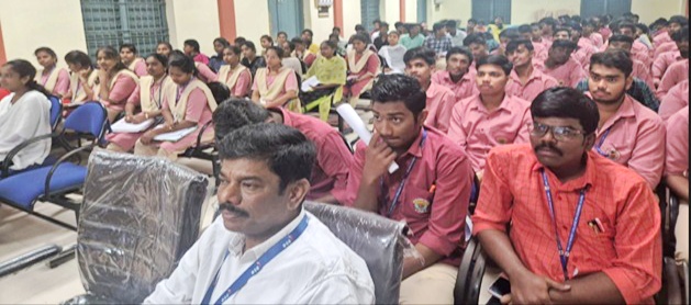 vizag vision: ఆర్ధిక  పెట్టుబడులు పైన  విద్యార్థులకు అవగాహన కార్యక్రమం అవగాహన  సదస్సుకు హాజరైన విద్యార్థులు           ఏలూరు  . . జనవరి 2025:  సెంట్రల్ డిపాజిటరీ సర్వీసెస్ (I) లిమిటెడ్ (CDSL)  యొక్క  ఇన్వెస్టర్స్ ప్రొటెక్షన్ ఫండ్ (IPF) భారతదేశంలోని పెట్టుబడిదారులకు ఆర్ధిక పెట్టుబడుల పట్ల అవగాహన కల్పించి ప్రోత్సహించు కార్యకలాపములు నిర్వహించుటకు నిర్దేశించిన సంస్థ. ఈరోజు ఆంధ్రప్రదేశ్ రాష్ట్రంలోని ఏలూరు పట్టణంలో విద్యార్థులకు పెట్టుబడి గురించి అవగాహన కలిగించు కార్యక్రమం నిర్వహించింది. ఈ అవగాహన సదస్సును  CRR డిగ్రీ  కళాశాల, ఏలూరులో నిర్వహించారు. ఈ సదస్సులో విద్యార్థులకు ఆర్ధిక పెట్టుబడుల పైన అవగాహన పెంపొందించుటపై దృష్టి సారించి, పెట్టుబడిదారులకు పెట్టుబడులకు సంబంధించి నిర్ణయాలు  తీసుకునే సాధికారతను కలిగించటమే కాక, పెట్టుబడి యొక్క ప్రధాన సూత్రాలను విద్యార్థులకు వివరించటం జరిగినది. ప్రధానంగా అందరికి అర్థం అయ్యే రీతిలో ఈ కార్యక్రమం తెలుగు బాష లో వక్తలు  నిర్వహించటం వలన ప్రాంతీయ పెట్టుబడిదారులకు  అత్యంత సులభంగా  పెట్టుబడులు & డిపాజిటరీ సేవల ప్రాథమిక అంశాలు అర్థం చేసుకునే వీలు కలిగినది. ఈ సదస్సుకు పెద్ద సంఖ్యలో విద్యార్థులు హాజరైనారు. CDSL IPF             పెట్టుబడిదారులకు క్యాపిటల్ మార్కెట్ లో అవగాహన కలిగించటంలోను మరియు మార్కెట్ సంక్లిష్టతలను పరిశోధించుటలోను CDSL IPF కీలక పాత్ర పోషిస్తుంది. పెట్టుబడిదారులను ఆత్మనిర్భర్ పెట్టుబదిదారునిగా తీర్చిదిద్దుతకు కావలసిన  పరిజ్ఞానం మరియు నైపుణ్యాతలను అందించాలనే  లక్ష్యంతో CDSL IPF ఈ అవగాహన కార్యక్రమాలు నిర్వహిస్తుంది. ఆర్థిక పెట్టుబడులు గురించి పరిజ్ఞానం  విస్తరింప చేయుటకు  కట్టుబడి, CDSL IPF ఈ సంవత్సరం దేశవ్యాప్తంగా అనేక  పెట్టుబడిదారుల అవగాహన కార్యక్రమాలను నిర్వహించుటకు ఉద్యమిస్తున్నాది.               సెంట్రల్ డిపాజిటరీ సర్వీసెస్ (I) లిమిటెడ్ (CDSL) IPF  భారతదేశం అంతటా పెట్టుబడిదారుల అవగాహన కార్యక్రమాలను నిర్వహిస్తున్నాది. గత ఆర్ధిక సంవత్సరం 2023-24లో CDSL IPF దేశ వ్యాప్తంగా ఇంగ్లీషు, హిందీ మరియు 16 ఇతర ప్రాంతీయ బాషలలో పెట్టుబడిదారుల అవగాహన కార్యక్రమాలు (IAP) నిర్వహించాతమే కాక సుమారు 1.45 లక్షల మంది పెట్టుబడిదారులకు చక్కని అవగాహన కలిగించి చేరువైనది. పెట్టుబడిదారుల ప్రయోజనాల కోసం ఈ అవగాహన సదస్సులను ప్రాంతీయ బాషలలో నిర్వహిస్తున్నామని నిర్వాహకులు తెలియచేసారు.