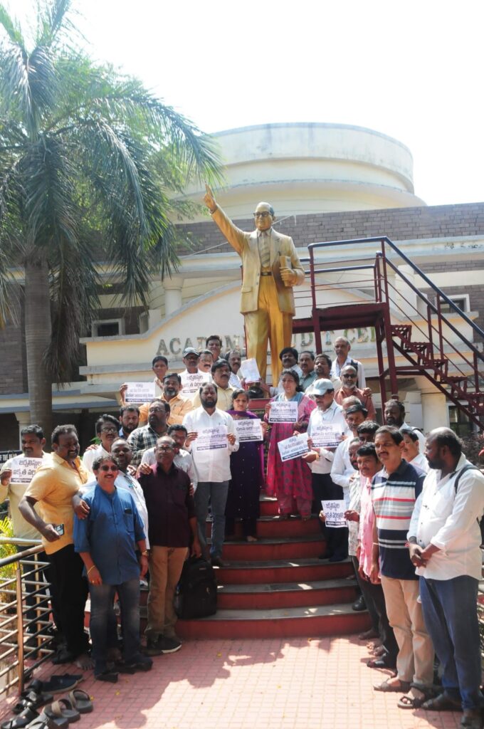 Vizag vision: జర్నలిస్టుల రక్షణ బాధ్యత ప్రభుత్వాలదే....పాత్రికేయుల కోసం సమగ్ర చట్టం చేయాల్సిందే...విశాఖలో కదంతోక్కిన జర్నలిస్టులు-- డీఐజీ కార్యాలయంలో వినతిపత్రం సమర్ఫణ ఆంధ్రప్రదేశ్వ్ రక్షణ బాధ్యత కేంద్ర,రాష్ట్ర ప్రభుత్వాలదేనని  జాతీయ జర్నలిస్టుల సంఘం కార్యదర్శి(ఎన్‌ఎజె) గంట్ల శ్రీనుబాబు కోరారు. పాత్రికేయుల రక్షణ కోసం ప్రభుత్వాలు ప్రత్యేకంగా చట్టం చేయాలని, రెండు దశాబ్ధాలుగా పాత్రికేయ సంఘాలు కోరుతున్నాయన్నారు. విజయనగరం జిల్లా మక్కువ మండలం ప్రజాశక్తి రిపోర్టర్‌ మల్వాడా రామారావుపై అక్కడ టీడీపీ మండల అధ్యక్షుడు వేణుగోపాల్‌ నాయుడు దాడి చేయడంతో పాటు, రామారావును చంపుతానని బెదిరంచడంతో సోమవారం ఏపీ వర్కింగ్‌ జర్నలిస్టుల ఫెడరేషన్‌, ఏపీ బ్రాడ్‌కాస్ట్ జర్నలిస్టు అసోసియేషన్‌, ఏపి స్మాల్‌ అండ్‌ మీడియం న్యూస్‌ పేపర్స్‌ అసోసియేషన్ల ఆధ్వర్యంలో రాష్ట్ర వ్యాప్తంగా డీఐజీలు, కమిషనర్లు, కలెక్టర్లుకు స్ధానిక నాయకత్వాలు వినతిపత్రాలు అందజేశాయి. రాష్ట్ర కార్యవర్గం పిలుపు మేరకు విశాఖలో కూడా  విశాఖ డీఐజీ గోపినాధ్‌ జెట్టి  కార్యాలయంలో జర్నలిస్టులంతా కార్యాలయం మేనేజర్‌ సూర్యారావు, సీసీ గణేష్‌లను కలసి వినతిపత్రం అందించారు. అంతకు ముందు ఏయూ అంబేద్కర్‌ విగ్రహానికి వినతిపత్రాలు అందించి, అక్కడి నుంచి జర్నలిస్టులంతా ర్యాలీగా డీఐజీ కార్యాలయానికి చేరుకున్నారు. ఈ సందర్భంగా జర్నలిస్టులను కాపాడాలని, అలాగే దాడులకు పాల్పడుతున్న వారిపై కఠిన చర్యలు చేపట్టాలని , జర్నలిస్టుల ఐక్యత వర్ధిల్లాలి అంటూ నినాదాలు చేశారు. అనంతరం జాతీయ జర్నలిస్టుల సంఘం కార్యదర్శి గంట్ల శ్రీనుబాబు మీడియాతో మాట్లాడుతూ నేటి తరం నాయకులు కేంద్ర మంత్రులు, ముఖ్యమంత్రి చంద్రబాబు నాయుడు వంటి ఆపార అనుభవం ఉన్న నాయకులను చూసి ఎంతో నేర్చుకోవాలన్నారు. ఎదిగే కొద్ది ఒదిగి ఉండాలని, అలా కాకుండా జర్నలిస్టులను చంపుతానని బెదిరించడం ఏమిటని ప్రశ్నించారు. ఫెడరేషన్‌ రాష్ట్ట కౌన్సిల్‌ సభ్యులు మధుసూధనరావు మాట్లాడుతూ ప్రజాశక్తి పాత్రికేయుడు రామారావుపై దాడి చేసి బెదిరించిన వేణుగోపాల్‌ నాయుడును తక్షణమే అరెస్టు చేసి చర్యలు చేపట్టాలని డిమాండ్‌ చేశారు. లేని పక్షంలో మరింతగా ఆందోళన చేసేందుకు తాము సిద్దమన్నారు. ఫెడరేషన్‌ అర్భన్‌ కార్యదర్శి  జి.శ్రీనివాసరావు ఆధ్ద్వర్యంలో జరిగిన ఈ కార్యక్రమంలో బ్రాడ్‌కాస్ట్ అసోసియేషన్‌ జిల్లా అధ్యక్ష, కార్యదర్శిలు ఇరోతి ఈశ్వరరావు, కె. మధన్‌,ఉపాధ్యక్షడు మళ్ల దేవత్రినాధ్‌, నాయుడు,  ఏపియూడబ్ల్యూజె అర్బన్‌ కార్యదర్శి ఆర్‌, రామచంద్రరావు, స్మాల్‌ అండ్‌ మీడియం న్యూస్‌ పేపర్స్‌ అసోసియేషన్‌ అధ్యక్షుడు జగన్‌మోహన్‌, ప్రజాశక్తి సీనియర్‌ పాత్రికేయులు అప్పలనాయుడు, వెంకటేష్‌,ఫేడరేషన్‌, బ్రాడ్‌కాస్ట్ సభ్యులు కె.అప్పలనాయుడు, సత్యనారాయణ, పి.వెంకట్, ఉపాధ్యక్షుడు రామకృష్ణ, నగేష్‌బాబు, కృష్ణమూర్తి, రామకృష్ణ, పి.సతీష్‌బాబు, కిషోర్‌, రాజేష్‌, శ్రీలత అధిక సంఖ్యలో జర్నలిస్టులు పాల్గొన్నారు. ఇదిలా ఉండగా జర్నలిస్టుల అందించిన వినతిపత్రాన్ని అధికారులు పరిశీలించారు. తక్షణమే డీఐజీ గోపినాధ్‌జెట్టి దృష్టికి తీసుకువెళ్లి తగిన న్యాయం చేస్తామని హామీ ఇచ్చారు.