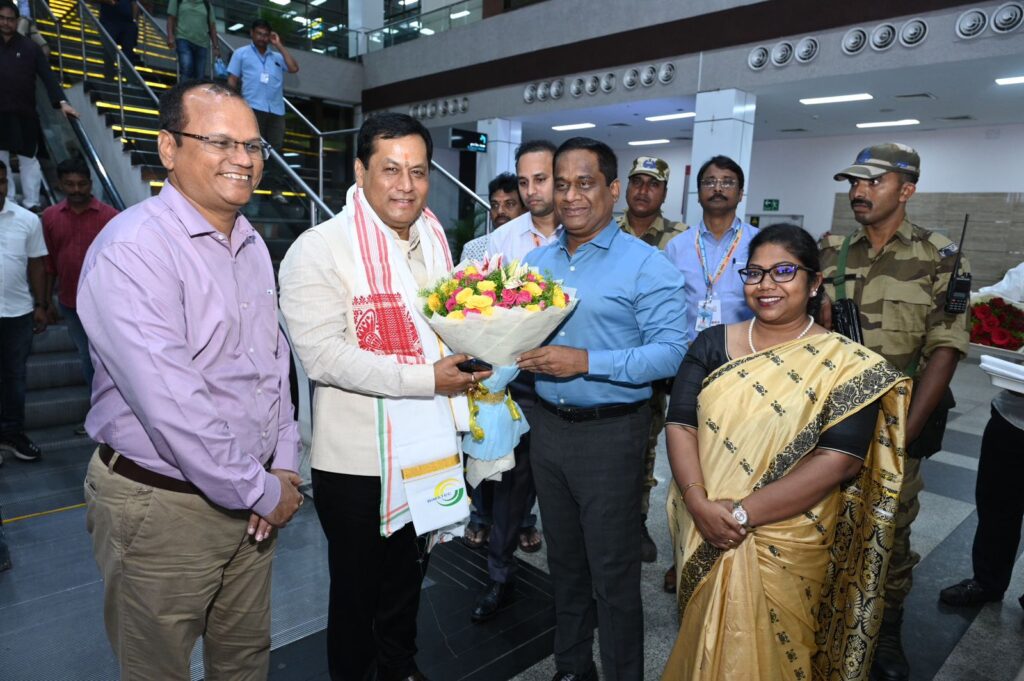 Visakhapatnam Vizag vision: నేటి నుంచి 2వ బిమ్‌స్టెక్ పోర్ట్స్ కాంక్లేవ్‌బే ఆఫ్ బెంగాల్ ఇనిషియేటివ్ ఫర్ మల్టీ-సెక్టోరల్ టెక్నికల్ అండ్ ఎకనామిక్ కోఆపరేషన్ (బిమ్‌స్టెక్) పరిధిలో ప్రాంతీయ నౌకాశ్రయ, సముద్ర సంబంధాల బలోపేతానికి బిమ్స్ టెక్ కాంక్లేవ్ ను విశాఖ కేంద్రంగా నేడు రేపు రెండు రోజుల పాటు ఘనంగా నిర్వహించేందుకు ఏర్పాట్లు పూర్తి అయ్యాయి.కేంద్ర పోర్టులు నౌకా జలరవనా శాఖా మంత్రి శ్రీ సర్బానంద సోనోవాల్ ఈ కాంక్లేవ్ ను నేడు అధికారికంగా ప్రారంభించనున్నారు.బంగ్లాదేశ్, భూటాన్, మయన్మార్, నేపాల్, శ్రీలంక మరియు థాయ్‌లాండ్ సహా బిమ్‌స్టెక్ సభ్యదేశాల ప్రతినిధులు ఈ రెండు రోజుల సమ్మేళనానికి హాజరయ్యేందుకు విశాఖ చేరుకున్నారు. దేశంలోని అన్ని ప్రధాన పోర్టుల చైర్మన్లు, డిప్యూటీ చైర్మన్లు మరియు సీనియర్ అధికారులు సదస్సులో పాల్గొంటున్నారు.డా. ఎం. అంగముత్తు, IAS, చైర్మన్, విశాఖపట్నం పోర్ట్ అథారిటీ నేతృత్వంలో ఏర్పాట్లను పోర్ట్ అధికారులు పూర్తి చేశారు.కేంద్ర మంత్రి శ్రీ సర్బానంద సోనోవాల్ విశాఖపట్నం పోర్టులో పలు అభివృద్ధి కార్యక్రమాలను ప్రారంభించి, కొత్త ప్రాజెక్టులకు శంకుస్థాపన చేస్తారు. ఆయనతో పాటు, కేంద్ర సహాయ మంత్రి శ్రీ శాంతను ఠాకూర్, చైర్మన్ డా. ఎం. అంగముత్తు, డిప్యూటీ చైర్మన్, మరియు పోర్ట్ అథారిటీకి చెందిన ఉన్నతాధికారులు కార్యక్రమంలో పాల్గొంటారు.బిమ్‌స్టెక్ దేశాల ప్రముఖులు మరియు హోస్ట్ దేశమైన భారత్‌కి చెందిన నౌకాశ్రయ రంగ నిపుణులు తమ అనుభవాలను సభ్య దేశాలతో పంచుకోనున్నారు.ఈ కాంక్లేవ్ ద్వారా బిమ్‌స్టెక్ దేశాల మధ్య పోర్ట్ మరియు మేరిటైమ్ రంగాల్లో భాగస్వామ్యం మరింత బలోపేతం కావడంతో పాటు, విశాఖపట్నం బే ఆఫ్ బెంగాల్ ప్రాంతంలో ఒక కీలక సముద్ర కేంద్రంగా ఎదగనుంది.