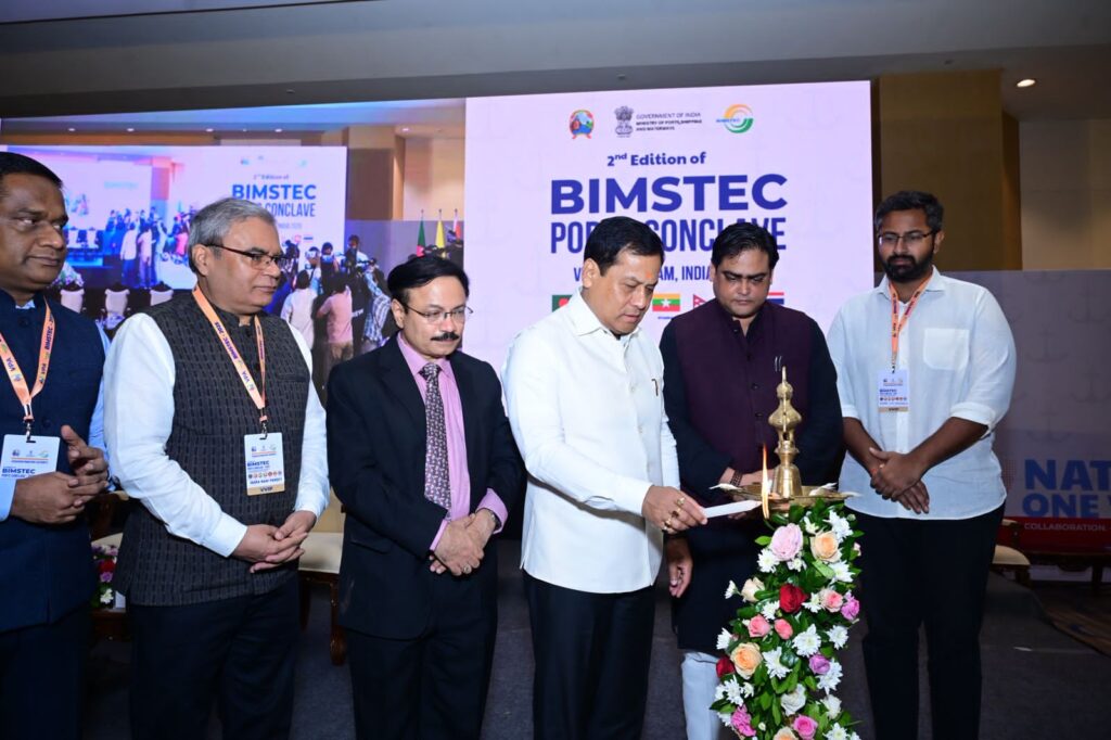 Visakhapatnam Vizag vision: బిమ్స్ టెక్ కాంక్లెవ్ 2025 ను విశాఖపట్నం పోర్టు అధారిటీ ఆధ్వర్యంలో ఘనంగా ప్రారంభించారు. కేంద్ర పోర్టులు నౌకా మరియు జలరవాణా శాఖా మంత్రి శ్రీ శరబానంద సోనోవాల కార్యక్రమాన్ని జ్యోతి ప్రజ్వలనం చేసి ప్రారంభించారు.  బిమ్స్ టెక్ సభ్య దేశాలైన శ్రీలంక, మయన్మార్, బంగ్లాదేశ్, బూటాన్, నేపాల్ , ధాయ్ లాండ్ నుంచి ప్రతినిధులు హాజరయ్యారు. రెండు రోజుల పాటు జరగనున్న ఈ సదస్సులో బంగాళాఖాత తీర దేశాలలో సముద్ర రవాణా అభివృద్ది, పరస్పర సహకారం వాణిజ్య అభివృద్దికి తీసుకోవాల్సిన పలు అంశాలను చర్చించనున్నారు. ఆయా దేశాల ప్రతినిధులు తమ సందేశాన్ని ఇచ్చారు. కార్యక్రమంలో కేంద్ర పోర్టుల సహాయ మంత్రి శంతను ఠాకూర్ , షిప్పింగ్ సెక్రెటరి రామచంద్రన్ మేజర్ పోర్టుల చైర్ పర్సన్ లు డిప్యూటీ చైర్  పర్సన్ లు మరియు ఇతర ఉన్నతాధికారులు పాల్గొన్నారు.