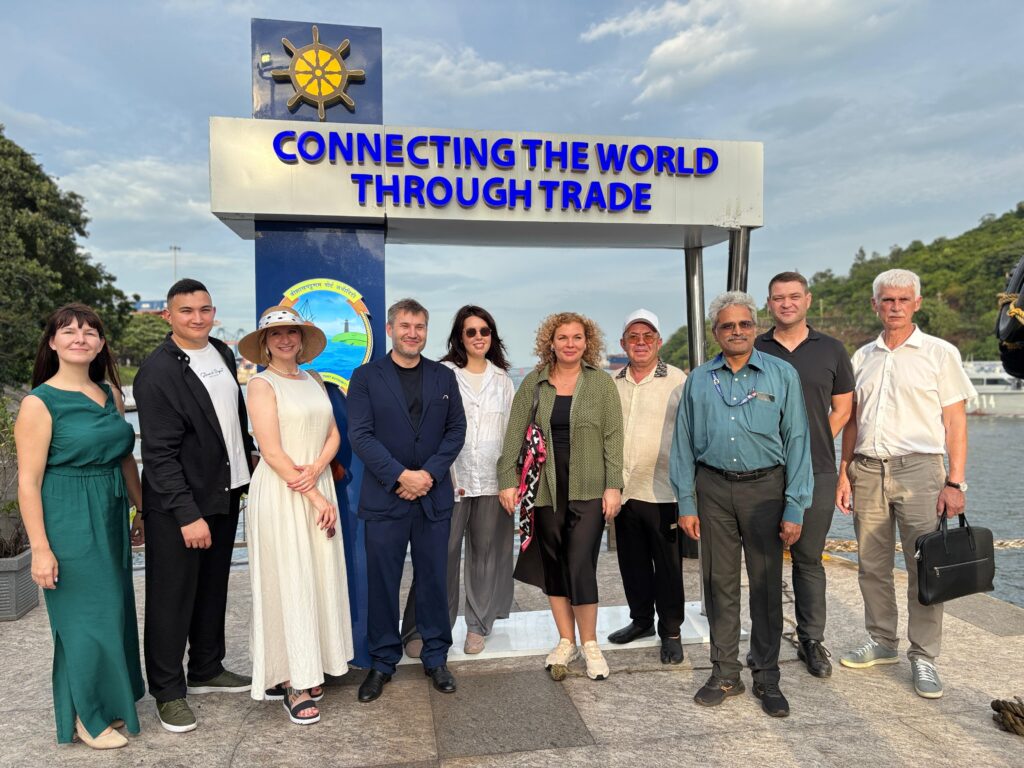 Visakhapatnam Vizagvision:విద్యా రంగం మరియు ప్రైవేట్ పరిశ్రమల ప్రతినిధులతో కూడిన 14 మంది రష్యన్ బృందం బుధవారం విశాఖపట్నం పోర్ట్ అథారిటీ (VPA)ని సందర్శించింది. ఈ బృందానికి పోర్ట్ అధికారులు ఆత్మీయ స్వాగతం పలికారు.ఈ బృందం సందర్శన ప్రధాన ఉద్దేశ్యం విద్య, శిక్షణ మరియు పరిశ్రమ రంగాలలో భాగస్వామ్య అవకాశాలను పరిశీలించడం, అలాగే భారతీయ నైపుణ్య కార్మికులు రష్యాకు వెళ్లడానికి అనుకూలమైన అవకాశాలను కల్పించడం.ఈ సందర్భంగా పోర్టు అధికారులు పోర్ట్‌లోని మౌలిక వసతులు, సరుకు నిర్వహణ సామర్థ్యాలు, ఆధునీకరణ మరియు యంత్రీకరణ చర్యలు, కవర్డ్ స్టోరేజ్ సదుపాయాలు, సౌర శక్తి వినియోగం, పారిశ్రామిక అవసరాల కోసం మలినజల శుద్ధి (STP) ప్లాంట్‌లు వంటి అంశాలను వివరించారు. అదేవిధంగా, విశాఖపట్నం పోర్ట్ ద్వారా దిగుమతి–ఎగుమతి వాణిజ్యాన్ని మరింతగా అభివృద్ధి చేయడానికి ఉన్న పెట్టుబడి అవకాశాలను వివరించారు.