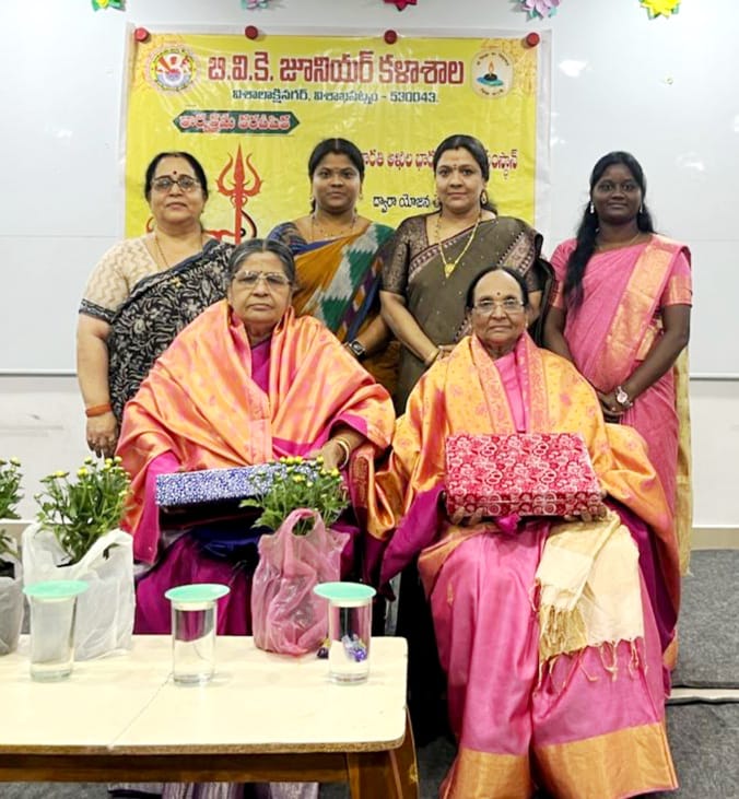 Visakhapatnam Vizagvision: రెండేళ్ల చిన్నారిలో కొత్త ఉషోదయంశస్త్రచికిత్స ద్వారా కంటి లో వెలుగులు నింపిన శంకర్ ఫౌండేషన్ వైద్యులు విశాఖపట్నం, డిసెంబర్ 4, 2025 – చింతపల్లి సమీపంలోని తాడిబండ గ్రామానికి చెందిన రెండేళ్ల గిరిజన బాలిక కు శంకర్ ఫౌండేషన్ వైద్యులు శస్త్రచికిత్స నిర్వహించి ఆమెకు జీవితంలో వెలుగు నింపి సమాజానికి అత్యున్నత వైద్య సేవలు అందిస్తున్న సంస్థగా మరోసారి తమ నిపుణతను చాటుకున్నారు. ఆమె కుడి కంటికి సంక్లిష్టమైన శస్త్రచికిత్స ఫౌండేషన్ ద్వారా పూర్తిగా ఉచితంగా నిర్వహించడం జరిగింది . వివరాల్లోకి వెళితే సీత (పేరు మార్చడం జరిగింది) అనే 2 సంవత్సరాల ఆ చిన్నారి ఇంటిదగ్గర ఆడుకుంటూ పడిపోవడంతో కంటికి తీవ్ర గాయం కావడంతో రక్తస్రావం అయింది. ఆమెను మొదట చింతపల్లి ప్రాథమిక ఆరోగ్య కేంద్రానికి తీసుకు (PHC) వెళ్లగా , అక్కడ వైద్యులు ఆమె తల్లిదండ్రులను విశాఖపట్నంలోని ప్రాంతీయ కంటి ఆసుపత్రి (REH)కి తీసుకెళ్లాలని సూచించారు.  అక్కడ వైద్యులు ఆమెను పరీక్షించి అత్యవసరంగా కంటికి శస్త్రచికిత్స నిర్వహించవలసిన అవసరం ఉందని శంకర్ ఫౌండేషన్ కి పంపించడం జరిగింది. ఆ చిన్నారి తల్లి దండ్రులు ఆవేదనతో అయోమయ పరిస్థితులలో పాపను శంకర్ ఫౌండేషన్ ఆసుపత్రికి తీసుకురావడం జరిగింది. శంకర్ ఫౌండేషన్ కార్నియా విభాగాధిపతి డాక్టర్ నస్రిన్ మార్గదర్శకత్వంలో డాక్టర్ వికె యశస్విని నైపుణ్యం కలిగిన వైద్యులు సంరక్షణలో శస్త్రచికిత్స నిర్వహించడం జరిగింది. రెండు రోజుల తర్వాత మరల పరీక్షించిన వైద్యులు పూర్తిగా కోలుకోవడంతో ఆ చిన్నారిని డిశ్చార్జ్ చేశారు. తదుపరి నిర్వహించిన పరీక్షలలో చిన్నారి కంటిచూపు పూర్తిగా మెరుగు పడటంతో వైద్యులు చాలా సంతోషించారు. ఈ సందర్భంగా శంకర్ ఫౌండేషన్ డిప్యూటీ జనరల్ మేనేజర్ శ్రీ కే బంగార్రాజు మాట్లాడుతూ శంకర్ ఫౌండేషన్ వైద్యులు తక్షణమే స్పందించి చిన్నారికి  శస్త్రచికిత్స నిర్వహించడం వలన పాప కంటిచూపుని పూర్తిగా కాపాడగలిగామని తెలియజేసారు. . ఈ శస్త్రచికిత్స విజయవంతమై నందుకు ఆ పాప తల్లి దండ్రులు ఉద్వేగానికి గురై డాక్టర్లకు అదేవిధంగా శస్త్రచికిత్సను పూర్తి ఉచితంగా అందించిన శంకర్ ఫౌండేషన్ యాజమాన్యానికి కృతజ్ఞతలు తెలిపారు. ఆ చిన్నారి తండ్రి మాట్లాడుతూ, దిక్కు తోచని స్థితిలో తమ చిన్నారిని ఇక్కడకు తీసుకు వచ్చామని, తమ పాపకు తిరిగి కంటి చూపు ప్రసాదించిన వైద్యులకు ఏంతో రుణపడి ఉంటామని తెలిపారు. పేదలకు సేవ చేయాలనే తన లక్ష్యానికి కట్టుబడి, శంకర్ ఫౌండేషన్ అవసరమైన వారికి నాణ్యమైన కంటి సంరక్షణ అందించడంలో తన అంకితభావాన్ని పునరుద్ఘాటించింది. ఫోటో శీర్షిక : తల్లి దండ్రులతో శస్త్రచికిత్స జరిగిన చిన్నారి