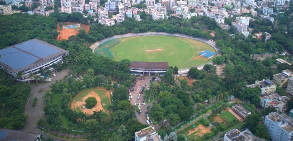 Visakhapatnam Vizagvision: క్రీడ ప్రాంగణం, కళావాణి ఆడిటోరియం స్వాధీనం చేసుకున్న విశాఖపట్నం పోర్ట్ అథారిటీ*సాలిగ్రామపురంలో ఉన్న నెహ్రూ క్రీడా మరియూ సాంస్కృతిక సముదాయంలోని క్రీడా సముదాయం మరియు కలావాణి ఏ/సి ఆడిటోరియంపై ఉన్న లీజు ఒప్పందాలను రద్దు చేసిన నేపథ్యంలో, విశాఖపట్నం పోర్ట్ అథారిటీ 15.12.2025 సోమవారం తిరిగి స్వాధీనం చేసుకుంది .క్రీడా సముదాయం గతంలో ఎం/ఎస్ విశ్వనాథ్ స్పోర్ట్స్ & కన్వెన్షన్స్ ప్రైవేట్ లిమిటెడ్‌కు, కలావాణి ఏ/సి ఆడిటోరియం ఎం/ఎస్ విశ్వనాథ్ అవెన్యూస్ (ఇండియా) ప్రైవేట్ లిమిటెడ్‌కు లీజుకు ఇచ్చియున్నారు. సంబంధిత లీజు ఒప్పందాల్లో పేర్కొన్న నిబంధనలు, షరతులు పాటించకపోవడంతో, లీజు ఒప్పంద నిబంధనల ప్రకారం విశాఖపట్నం పోర్ట్ అథారిటీ 11.09.2025 న లీజు రద్దు నోటీసులను జారీ చేసింది.లీజు రద్దు నోటీసుల జారీ అనంతరం అవసరమైన ప్రక్రియ పూర్తయిన తరువాత, రాష్ట్ర ప్రభుత్వ రెవెన్యూ అధికారుల సమక్షంలో 15.12.2025 న విశాఖపట్నం పోర్ట్ తిరిగి స్వాధీనం చేసుకుంది. ఈ ప్రక్రియ అంతా సక్రమంగా, చట్ట ప్రకారం నిర్వహించినారు. ప్రస్తుతం పోర్ట్ స్టేడియం అంతా తిరిగి విశాఖపట్నం పోర్ట్ అథారిటీ ఆధీనంలోకి వచ్చాయి.పోర్ట్ మరియు ప్రజా ప్రయోజనాలను దృష్టిలో ఉంచుకొని, పోర్ట్ నియమ నిబంధనలకు అనుగుణంగా, ఆస్తుల రక్షణకు అవసరమైన చర్యలు తీసుకోవడంతో పాటు, ఈ సౌకర్యాల భవిష్యత్తు వినియోగంపై విశాఖపట్నం పోర్ట్ అథారిటీ పరిశీలన చేయనుంది.జారీ చేసిన వారు:విశాఖపట్నం పోర్ట్ అథారిటీ********