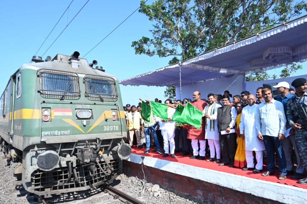 Vizagvision:East Coast Railway has introduced an experimental stoppage of 58506/58505 Visakhapatnam – Gunupur-Visakhapatnam Passenger train at Harischandrapuram PH (HCM). The experimental stoppage was formally inaugurated today at Harischandrapuram Station at 08.33hrs by Shri K. Ram Mohan Naidu, Hon’ble Union Minister of Civil Aviation, Government of India, Shri K. Atchannaidu, Hon’ble Minister for Agriculture, Co-operation, Marketing & Animal Husbandry, Dairy Development and Fisheries, Government of Andhra Pradesh and Divisional Railway Manager Shri Lalit Bohra and other dignitaries.